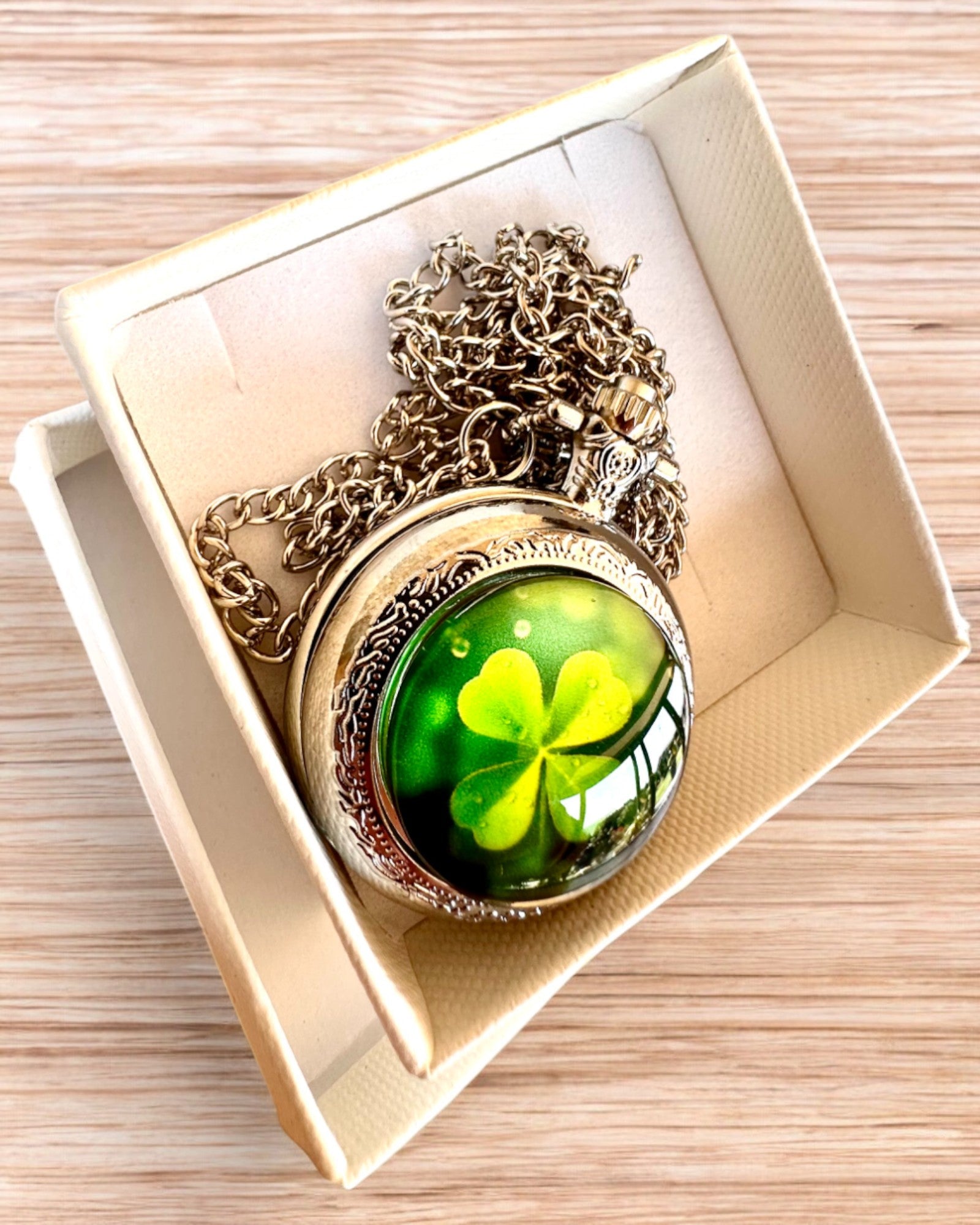 Lommeur "CloverTime" med firkløvermotiv, mulighet for personlig gravering som gave