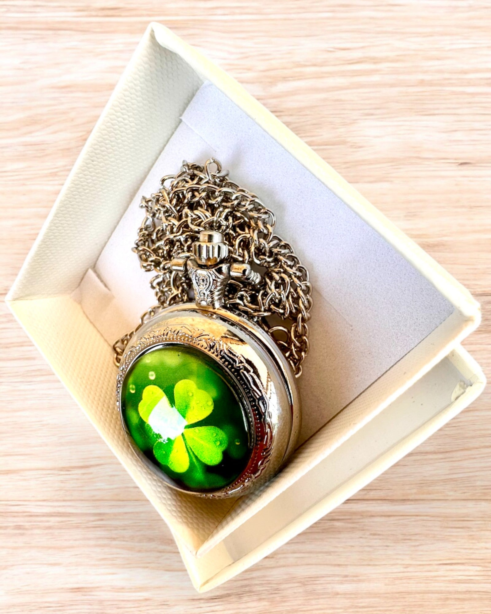 Lommeur "CloverTime" med firkløvermotiv, mulighet for personlig gravering som gave