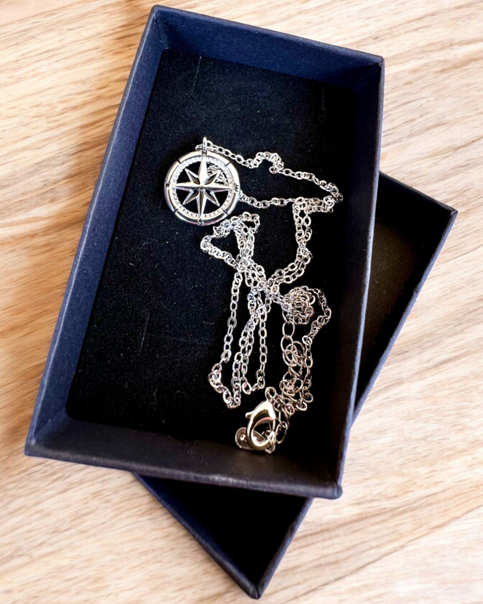 Sølvkjede med lite symbol - "Reisekompass", mulighet for personlig gravering som gave