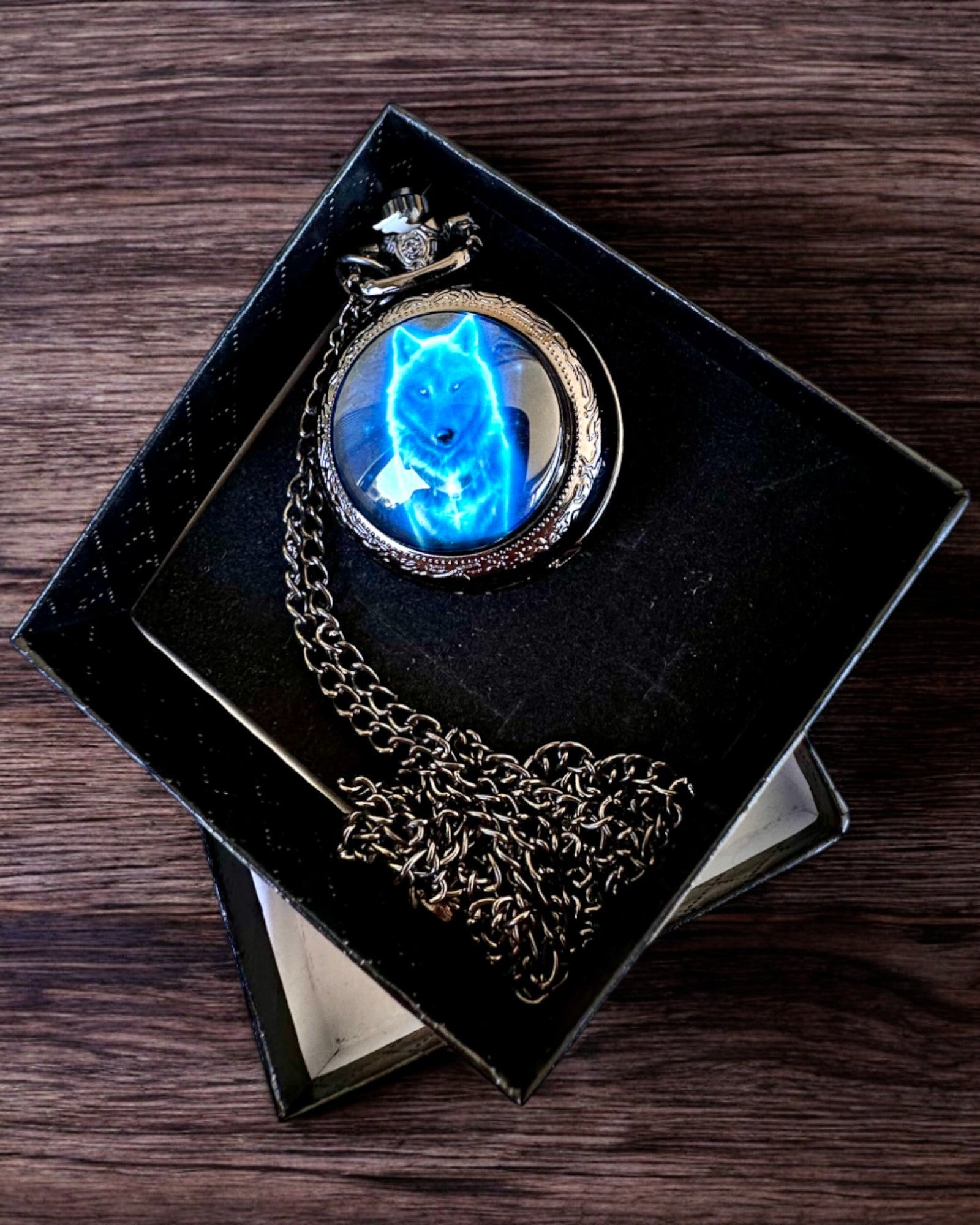 Lommeur Lunar Wolf – Måneulvklokke, mulighet for personlig gravering som gave