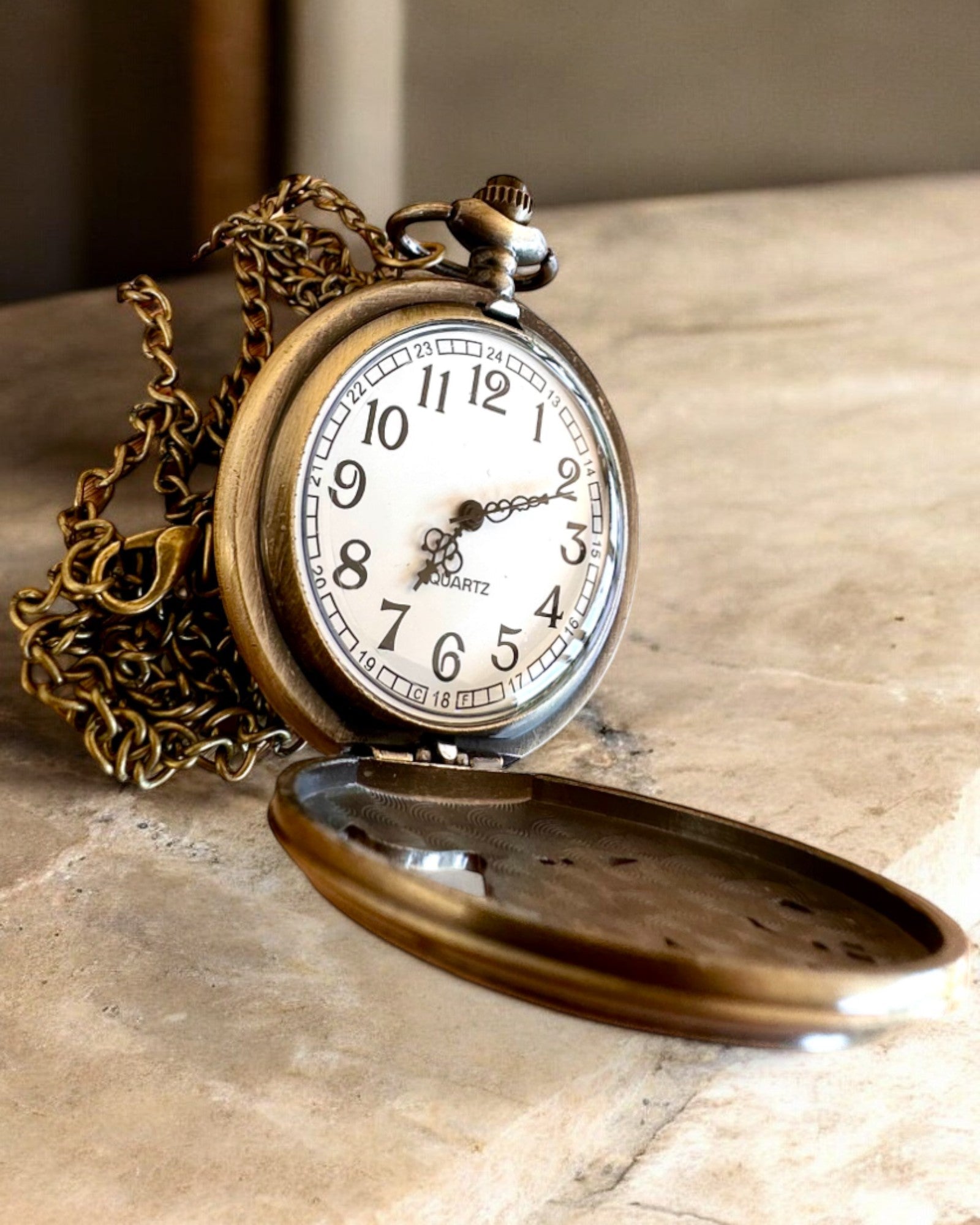 "Luna Wolf" – Stilfull Lommeur med Ulver, mulighet for personlig gravering som gave