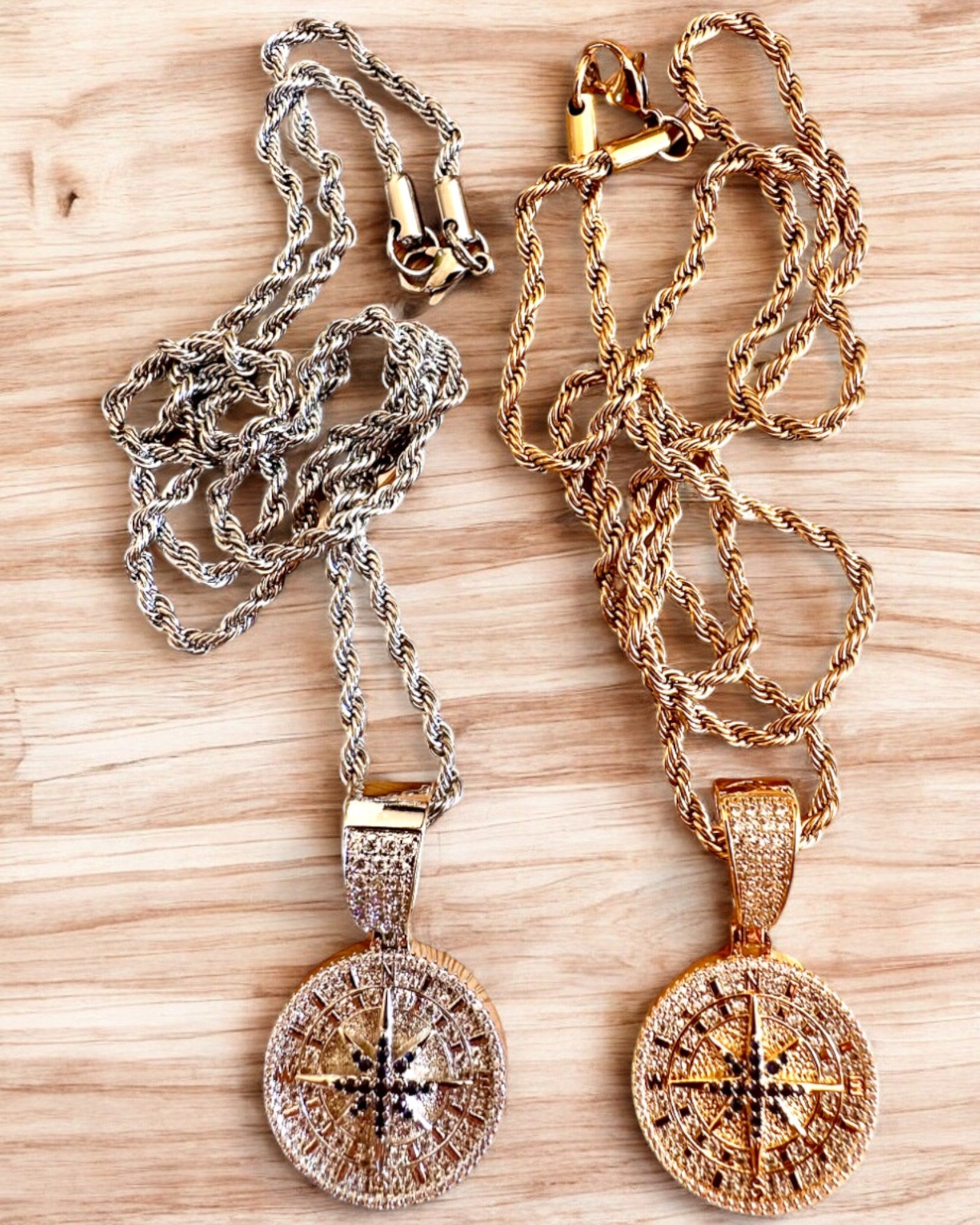 Glamour-stil Kompass Anheng Halskjede med Zirkonia for Kvinner og Menn - 2 varianter å velge mellom, personalisering med gravering som gave