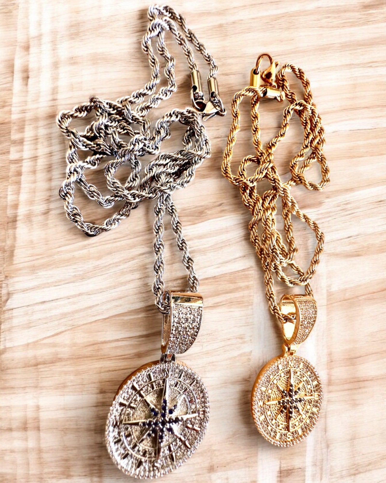 Glamour-stil Kompass Anheng Halskjede med Zirkonia for Kvinner og Menn - 2 varianter å velge mellom, personalisering med gravering som gave