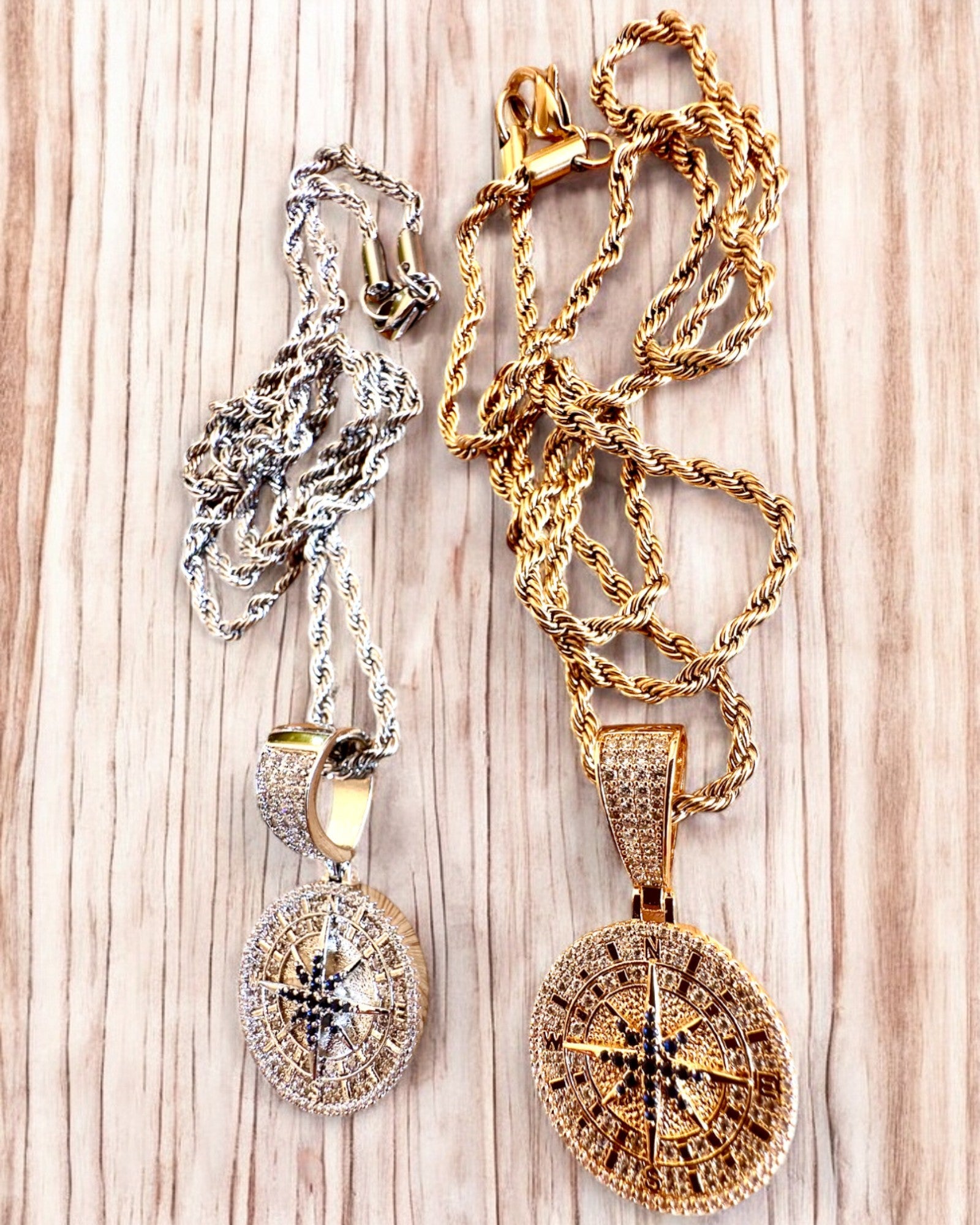 Glamour-stil Kompass Anheng Halskjede med Zirkonia for Kvinner og Menn - 2 varianter å velge mellom, personalisering med gravering som gave