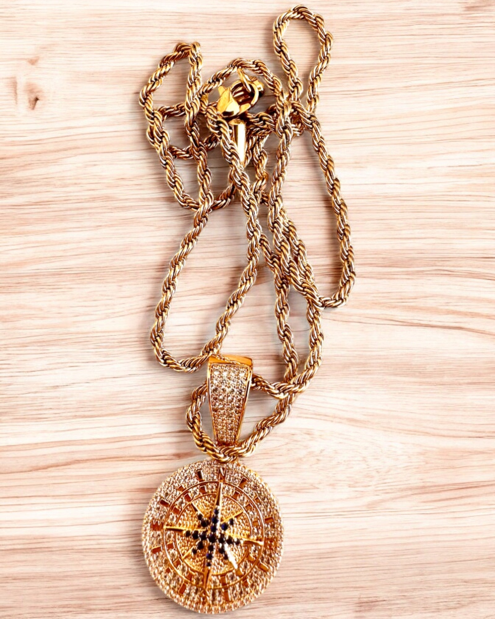 Glamour-stil Kompass Anheng Halskjede med Zirkonia for Kvinner og Menn - 2 varianter å velge mellom, personalisering med gravering som gave