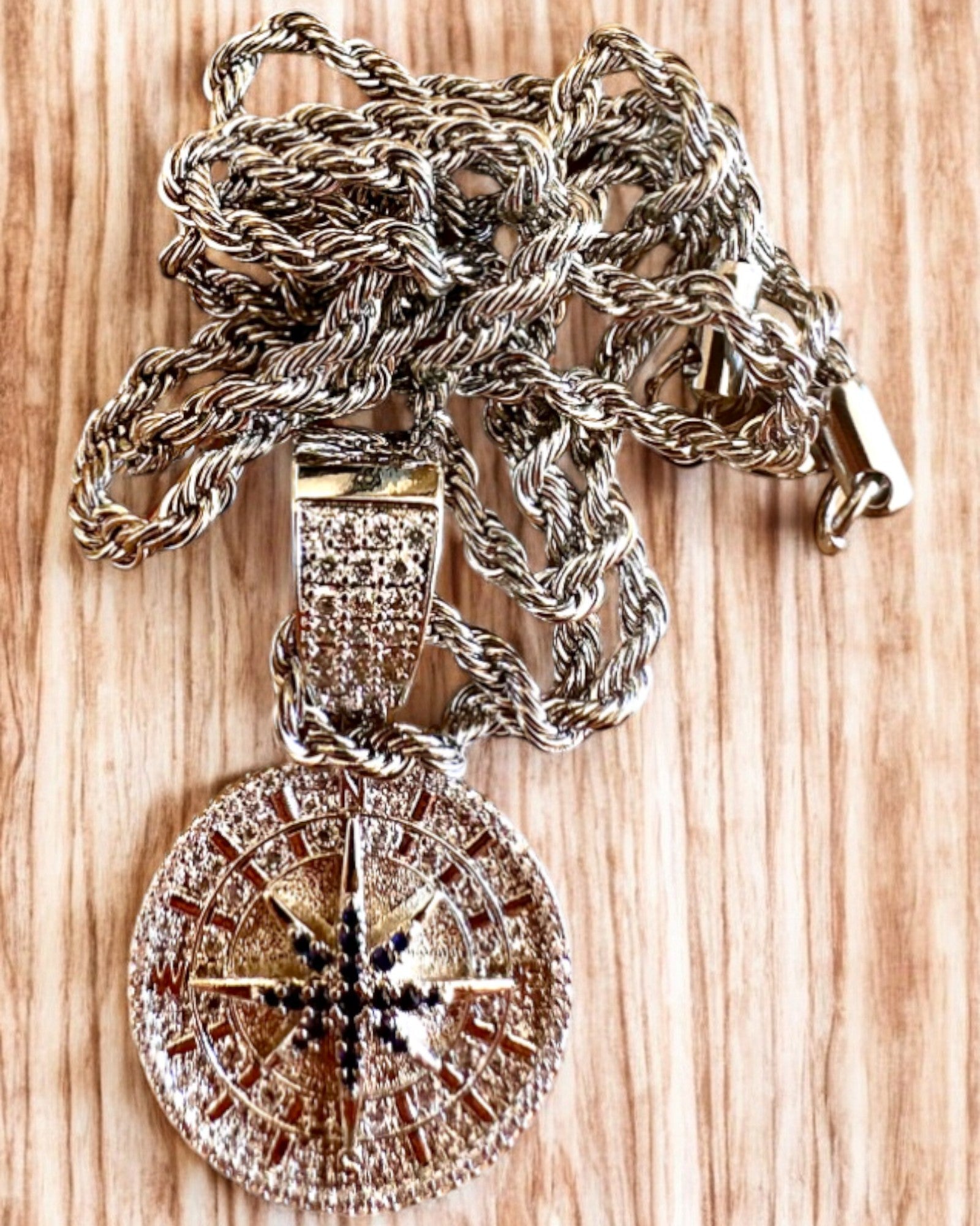 Glamour-stil Kompass Anheng Halskjede med Zirkonia for Kvinner og Menn - 2 varianter å velge mellom, personalisering med gravering som gave