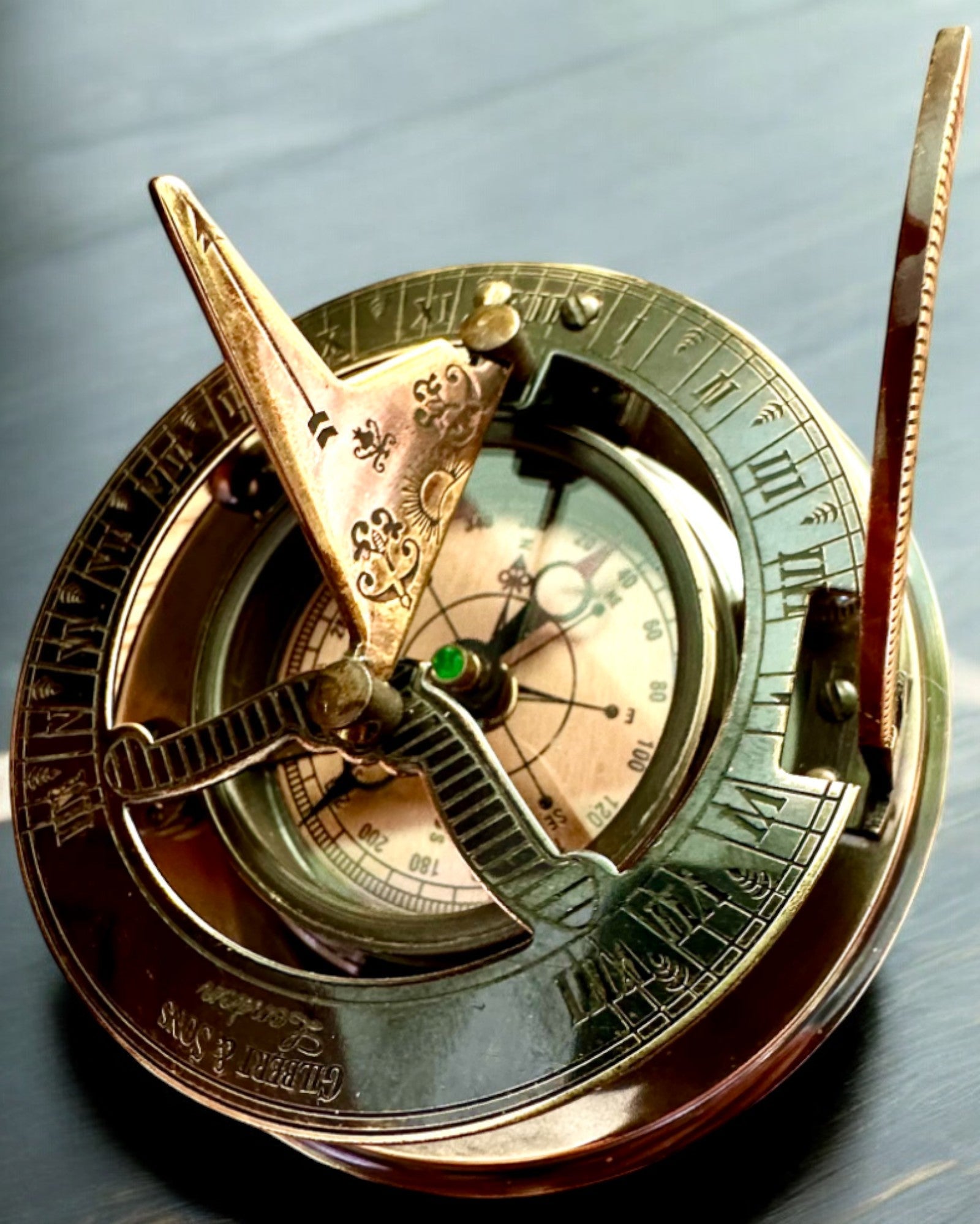 Kapteinskompass "Odkrywca 2" - mulighet for personlig gravering som gave, 2 fargevarianter å velge mellom