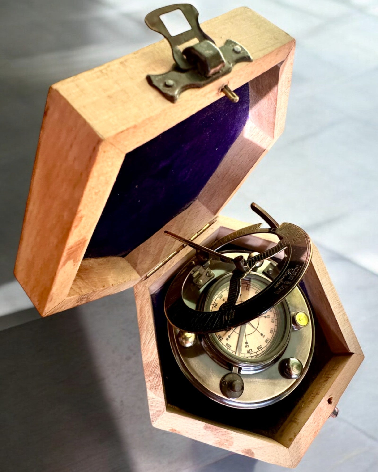 Kapteinskompass "Odkrywca 2" - mulighet for personlig gravering som gave, 2 fargevarianter å velge mellom