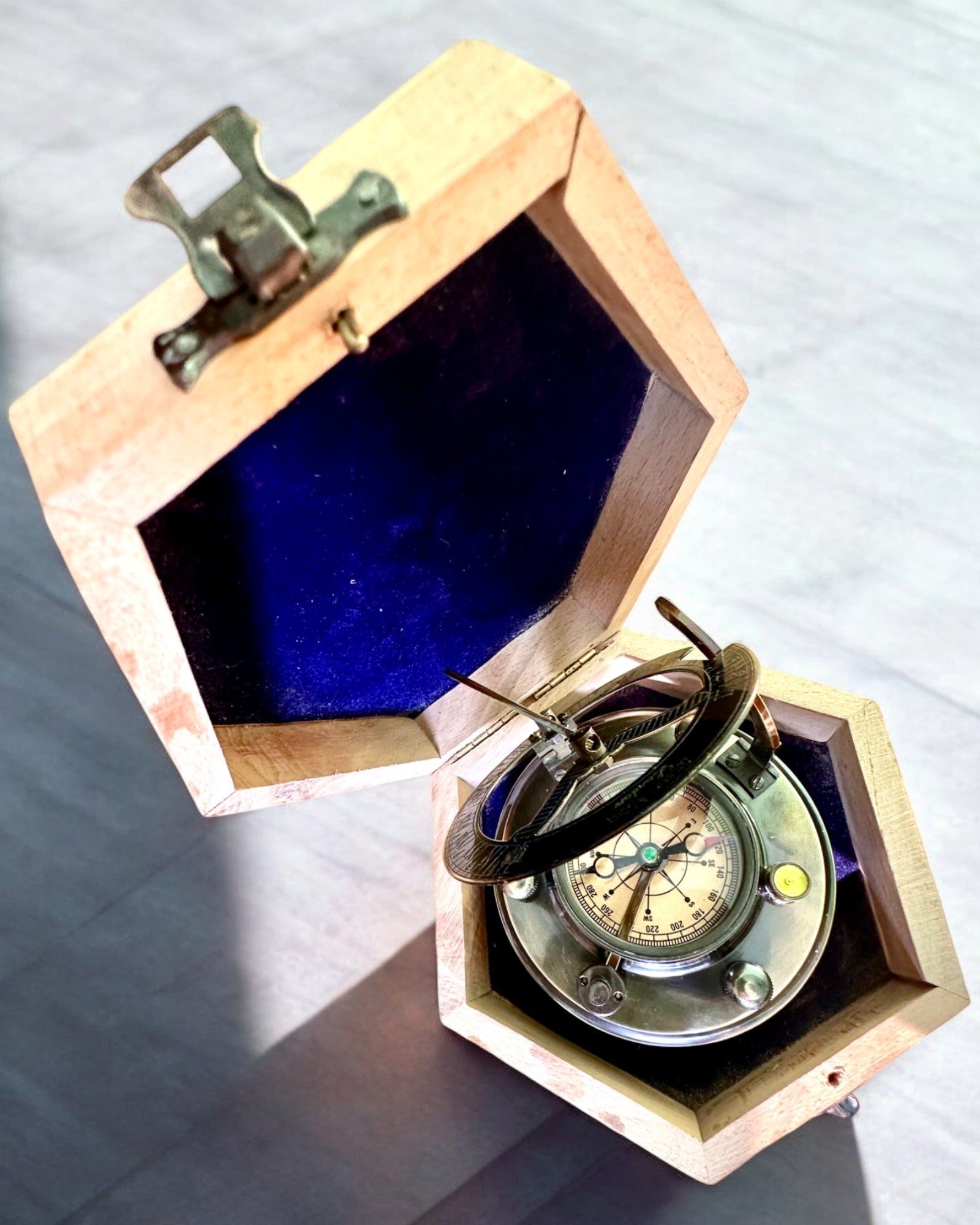 Kapteinskompass "Odkrywca 2" - mulighet for personlig gravering som gave, 2 fargevarianter å velge mellom