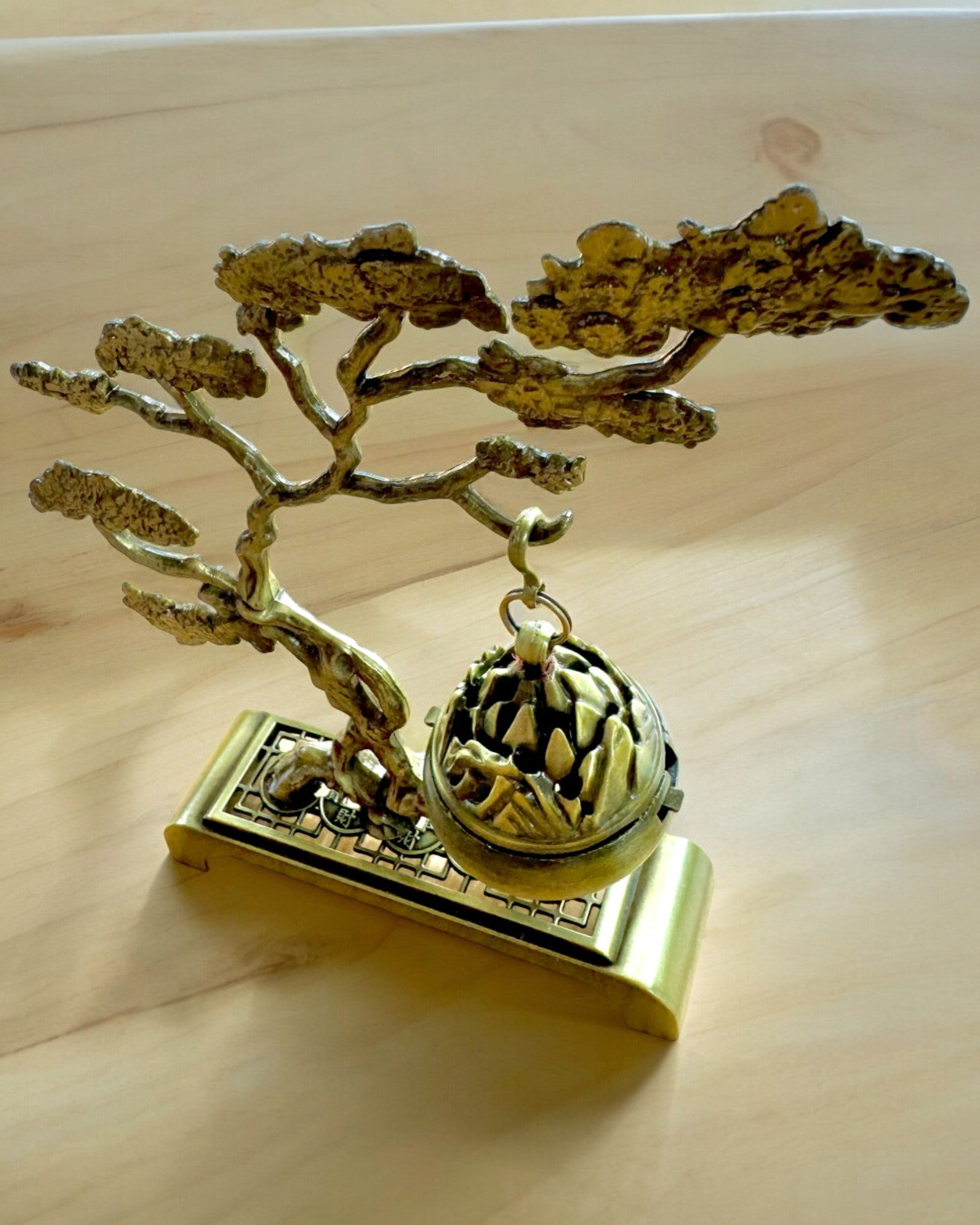 Elegant metallholder for bonsai-røkelse - mulighet for personlig gravering som gave