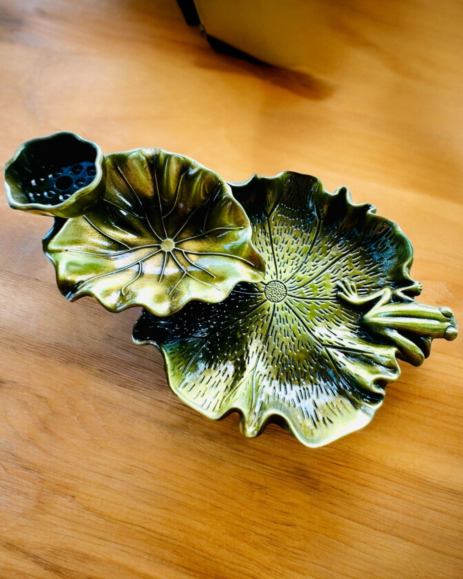 Elegant metallholder for røkelse Lotusblad - 4 varianter å velge mellom, mulighet for personlig gravering som gave