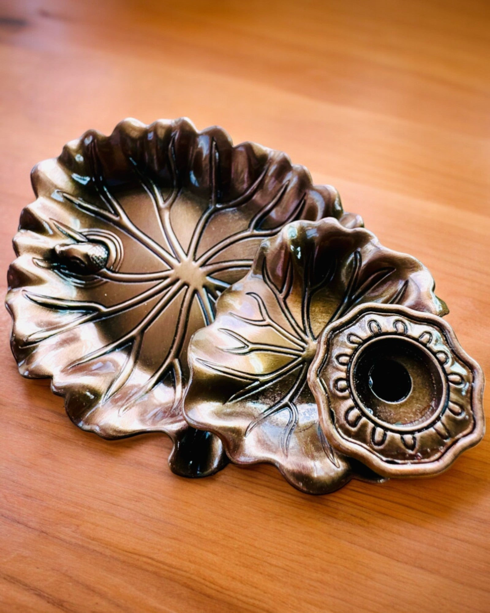 Elegant metallholder for røkelse Lotusblad - 4 varianter å velge mellom, mulighet for personlig gravering som gave