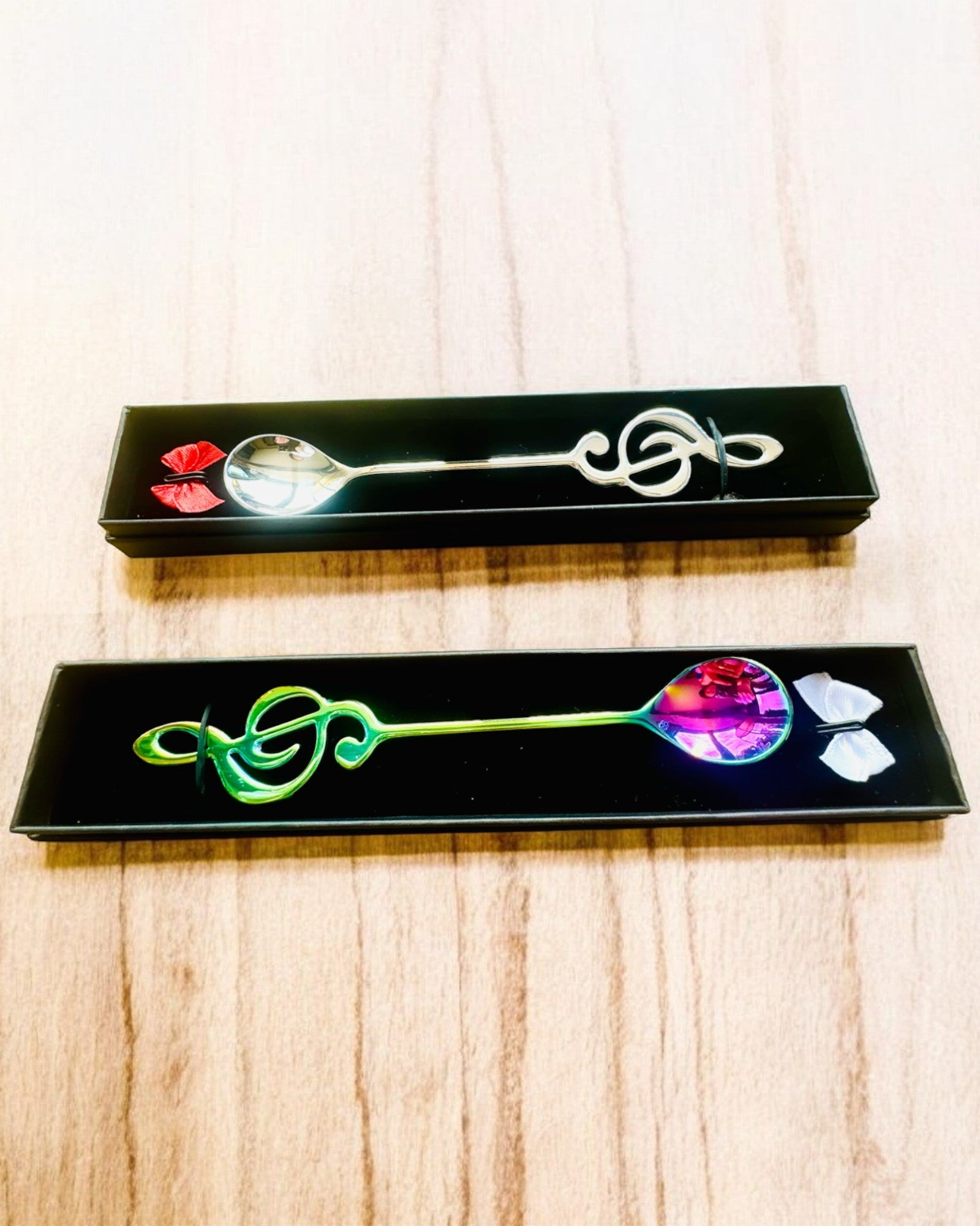 Elegant Skje med Fiolinnøkkel – Personlig gave, 2 fargevarianter å velge mellom