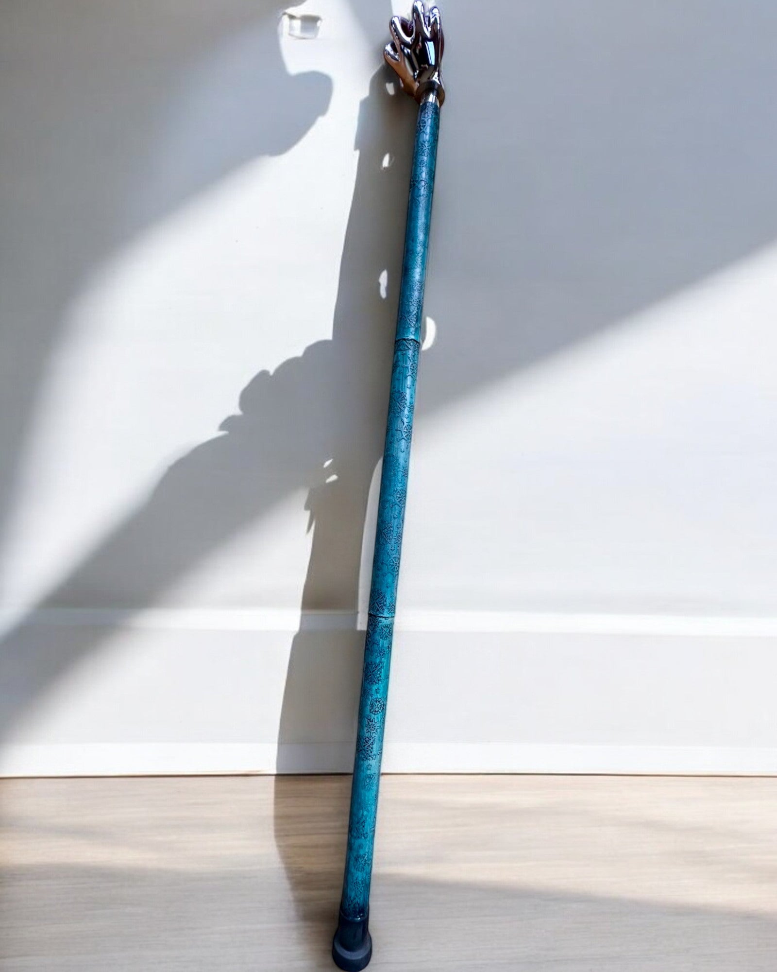 Spaserstokk "Kongelig Hånd" – håndlaget med naturlig skinn, mulighet for personlig gravering