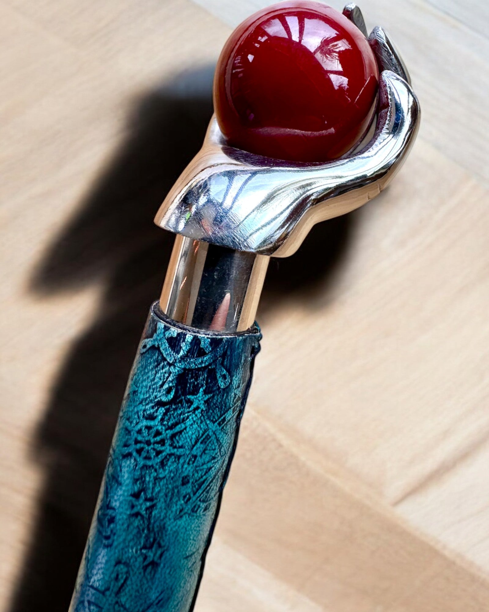 Spaserstokk "Kongelig Hånd" – håndlaget med naturlig skinn, mulighet for personlig gravering