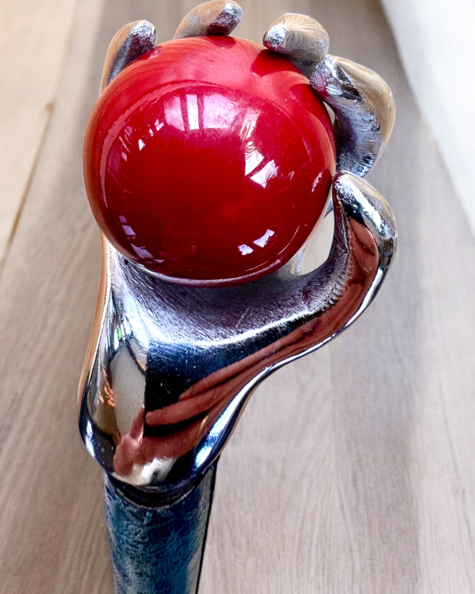 Spaserstokk "Kongelig Hånd" – håndlaget med naturlig skinn, mulighet for personlig gravering