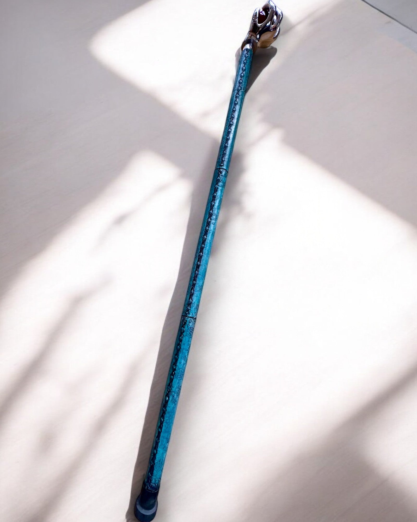 Spaserstokk "Kongelig Hånd" – håndlaget med naturlig skinn, mulighet for personlig gravering