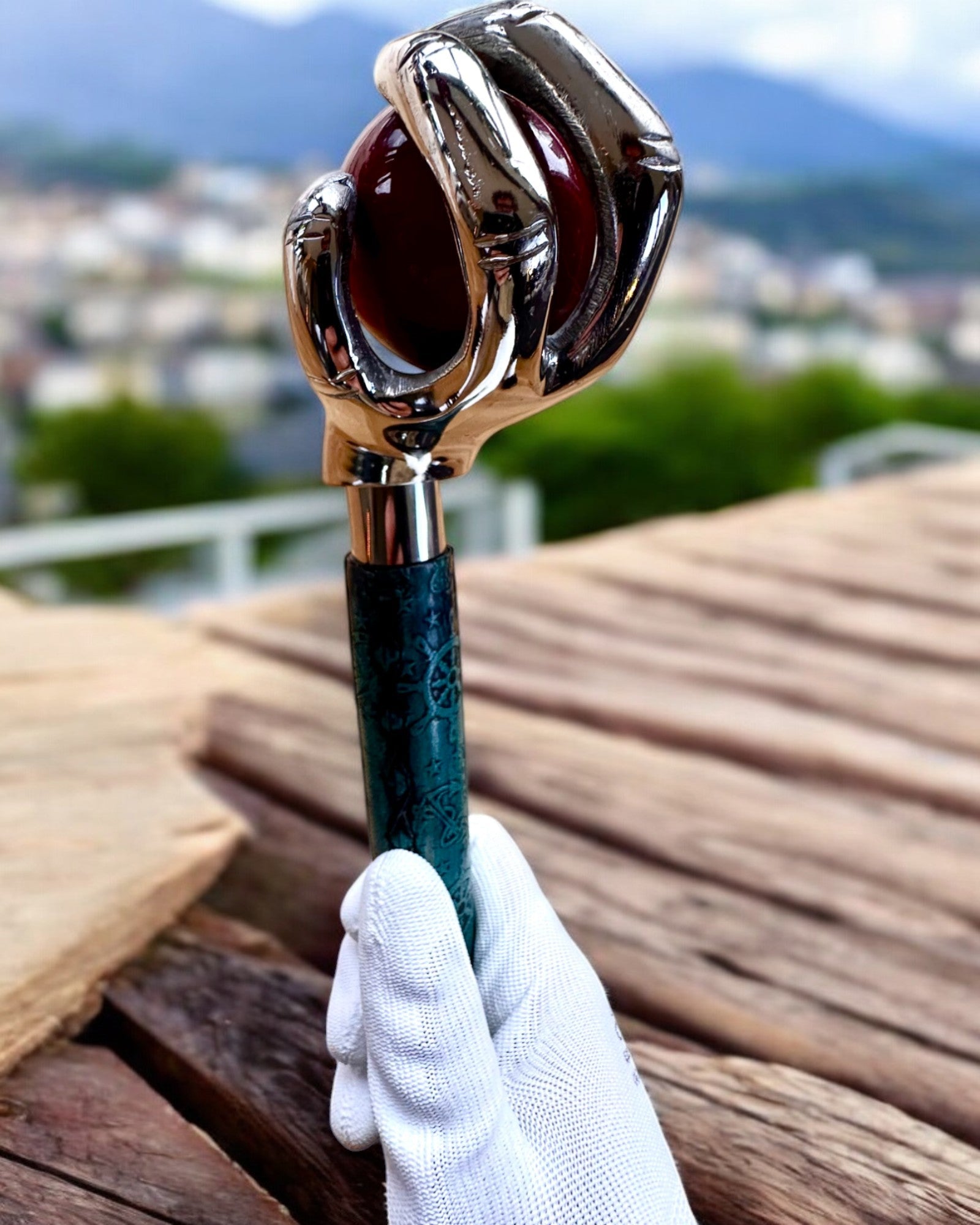 Spaserstokk "Kongelig Hånd" – håndlaget med naturlig skinn, mulighet for personlig gravering