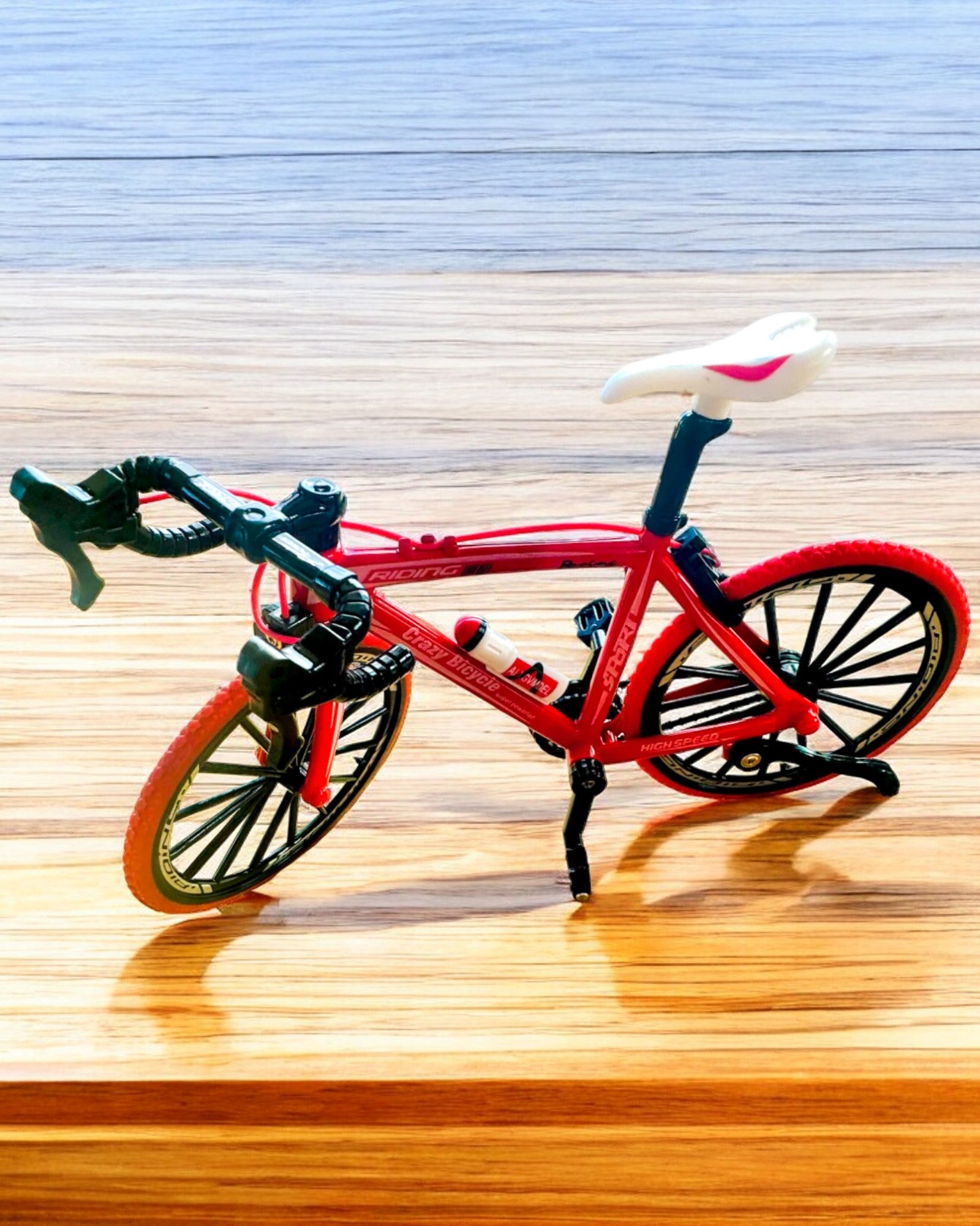 Miniatyrmodell av metall, rød sykkel "SpeedMaster" med personlig gravering som gave, 2 fargevarianter