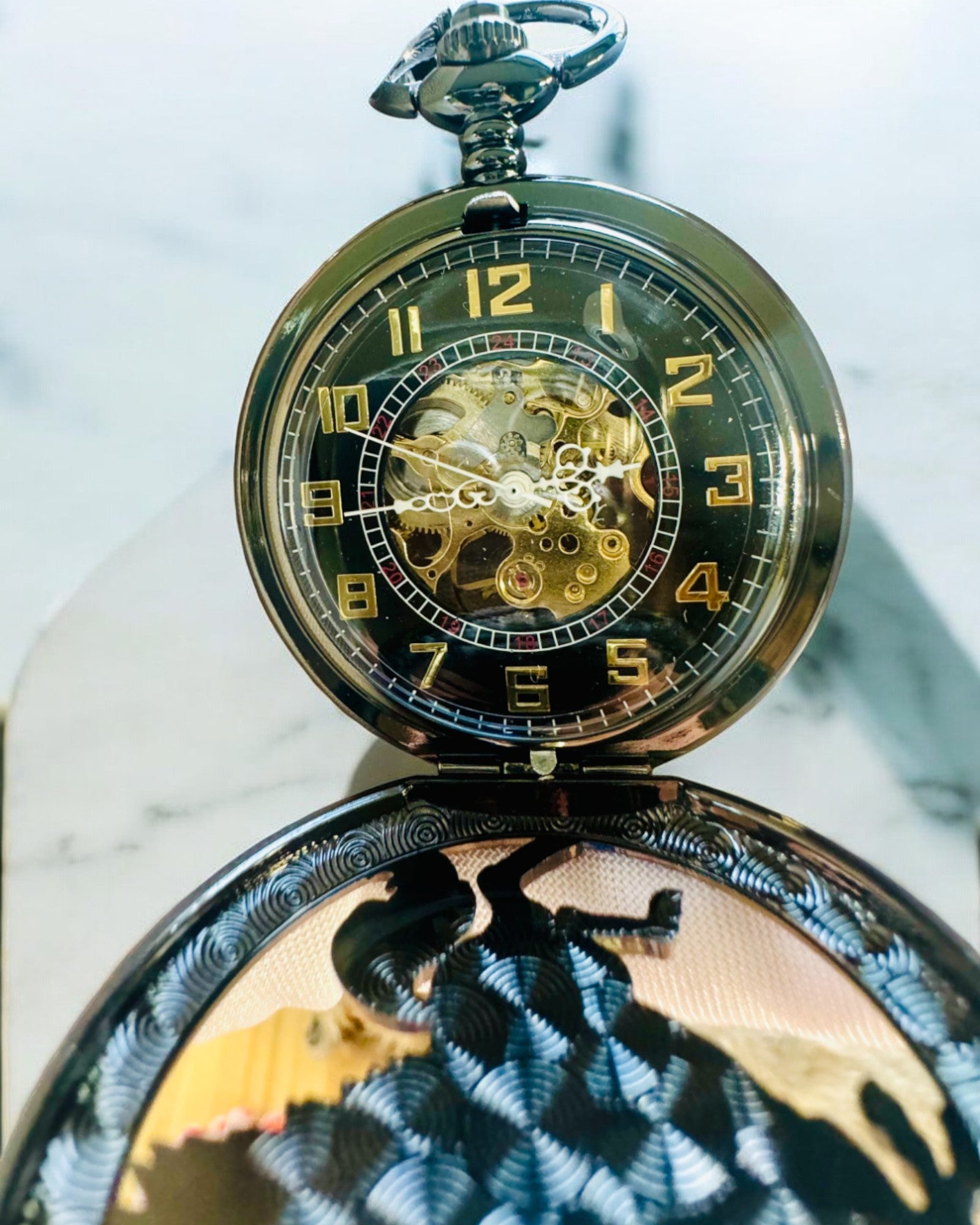 Lommeur "Equus Tempus" - Svart med hestemotiv, mulighet for personlig gravering - svart urskive