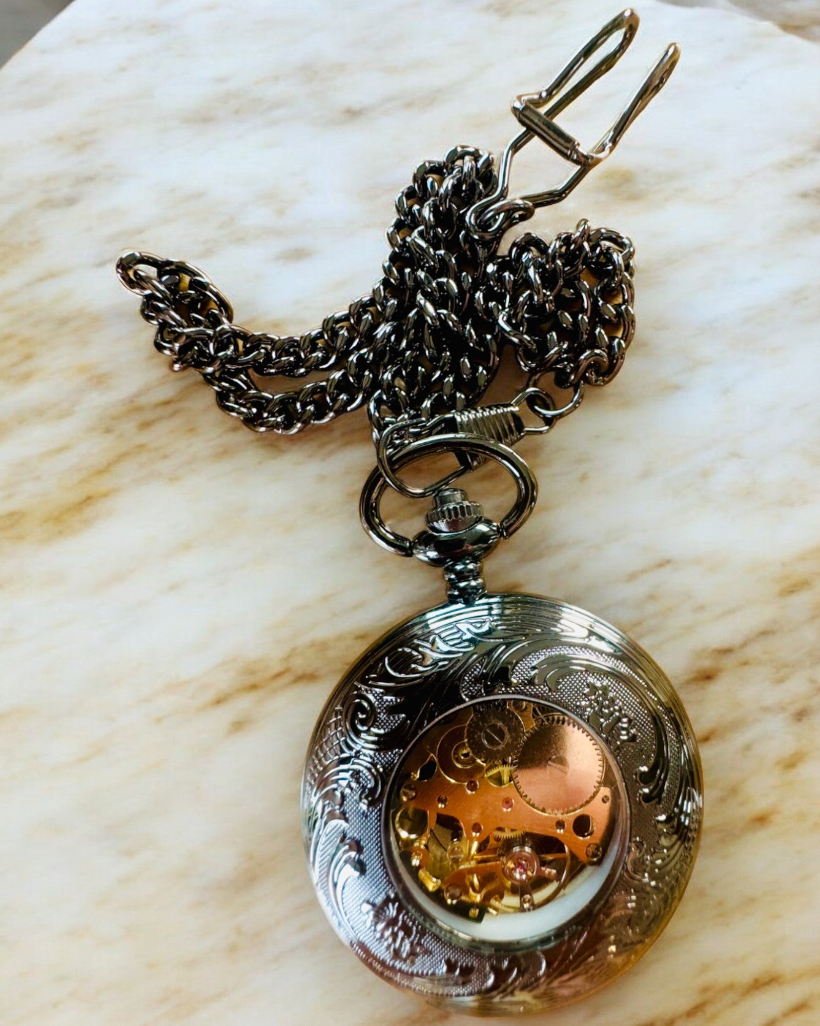 Lommeur "Equus Tempus" - Svart med hestemotiv, mulighet for personlig gravering - svart urskive