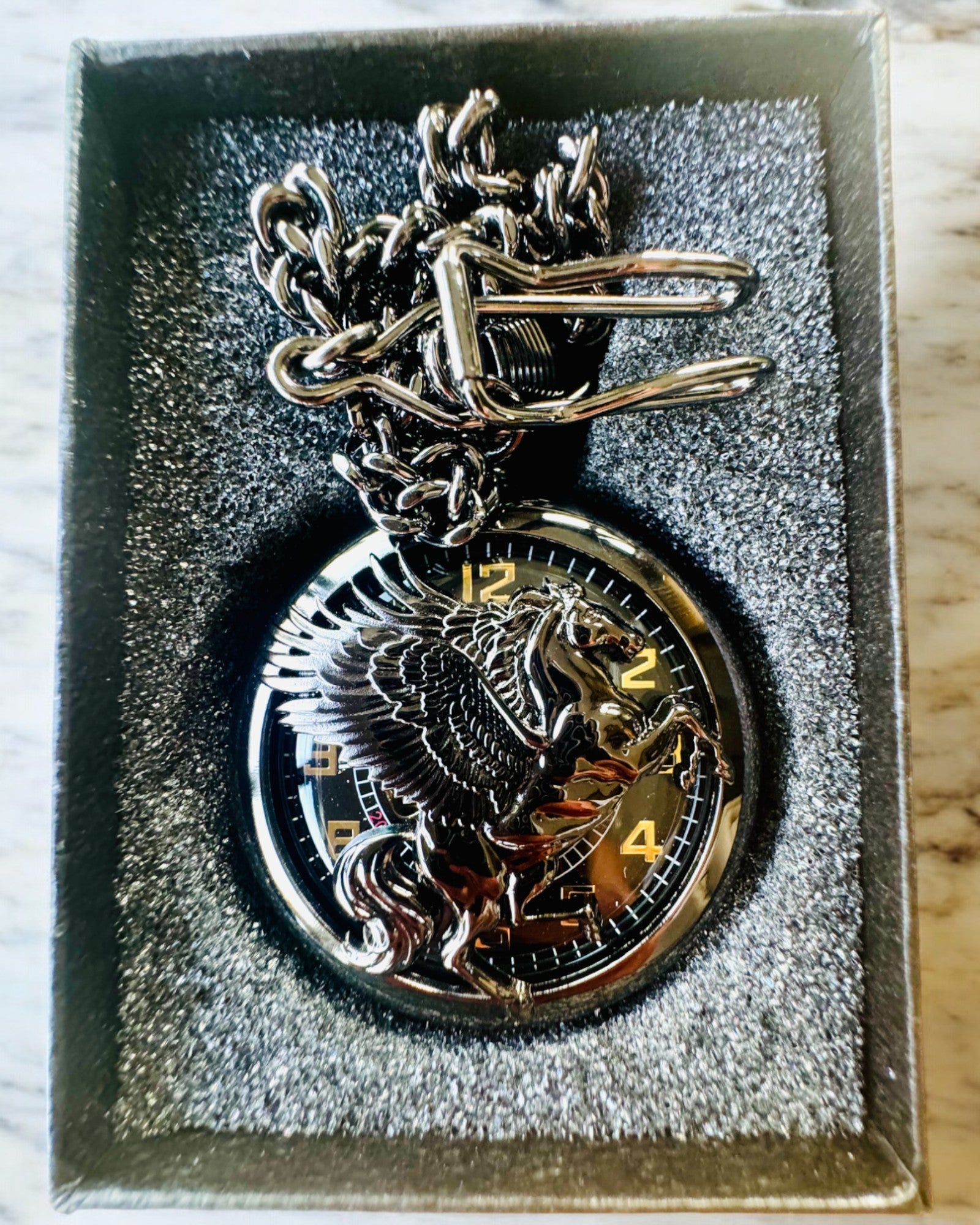 Lommeur "Equus Tempus" - Svart med hestemotiv, mulighet for personlig gravering - svart urskive