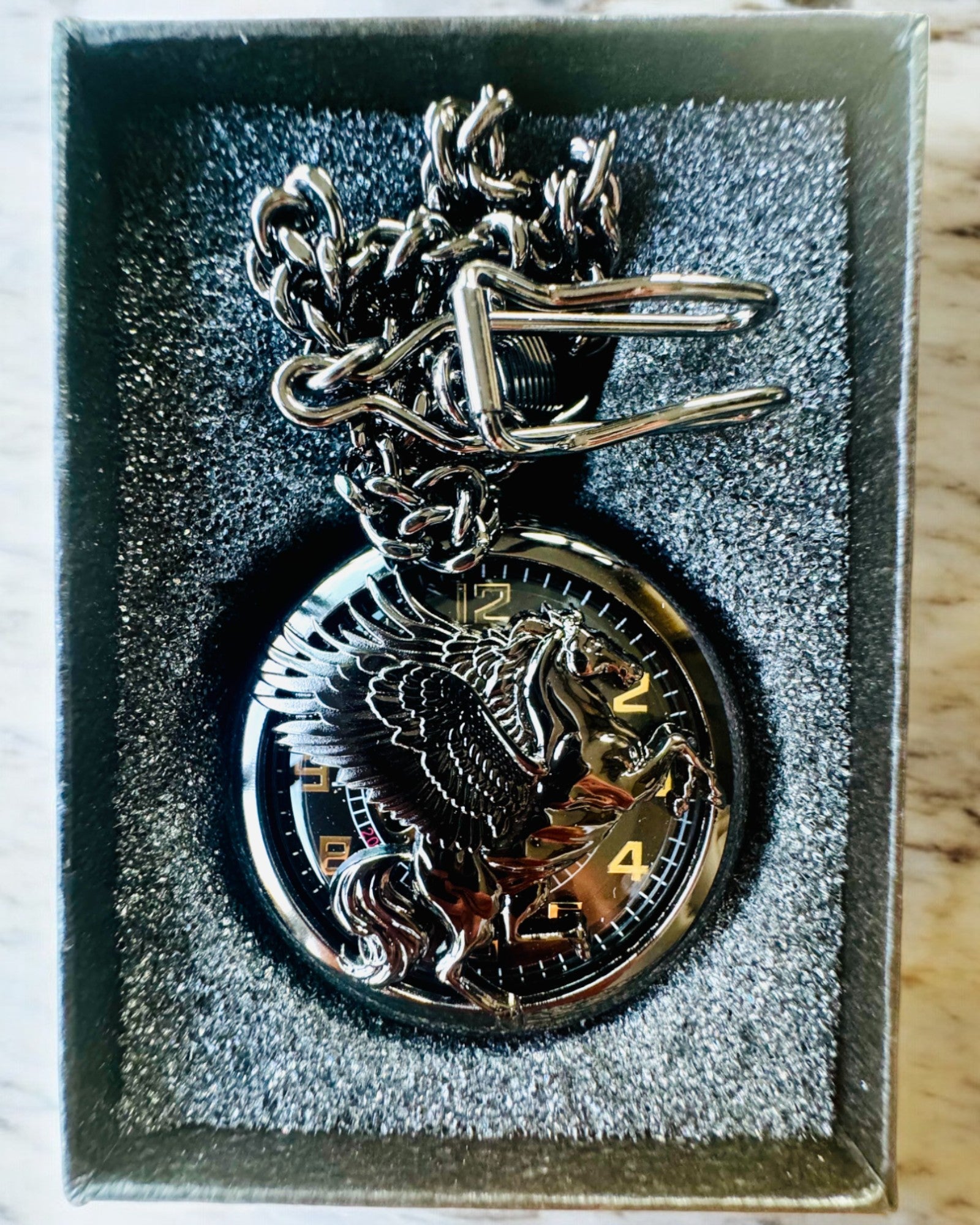 Lommeur "Equus Tempus" - Svart med hestemotiv, mulighet for personlig gravering - svart urskive