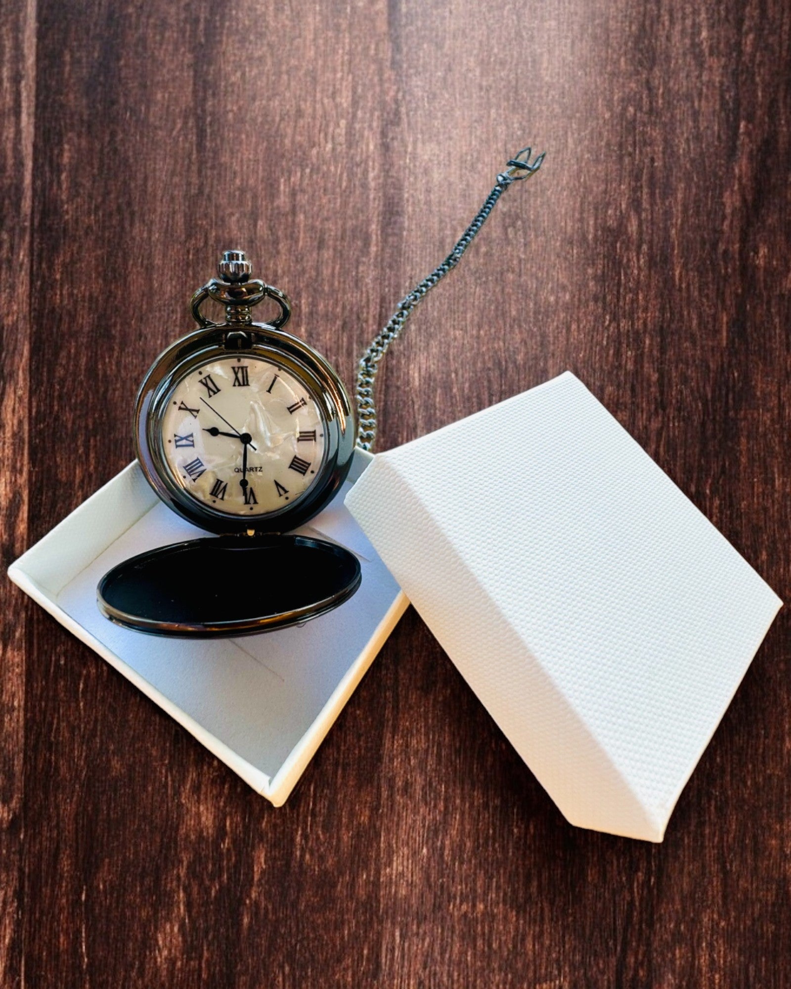 Klassisk lommeur med romertall og kjede, kvarts, svart glans - farge svart