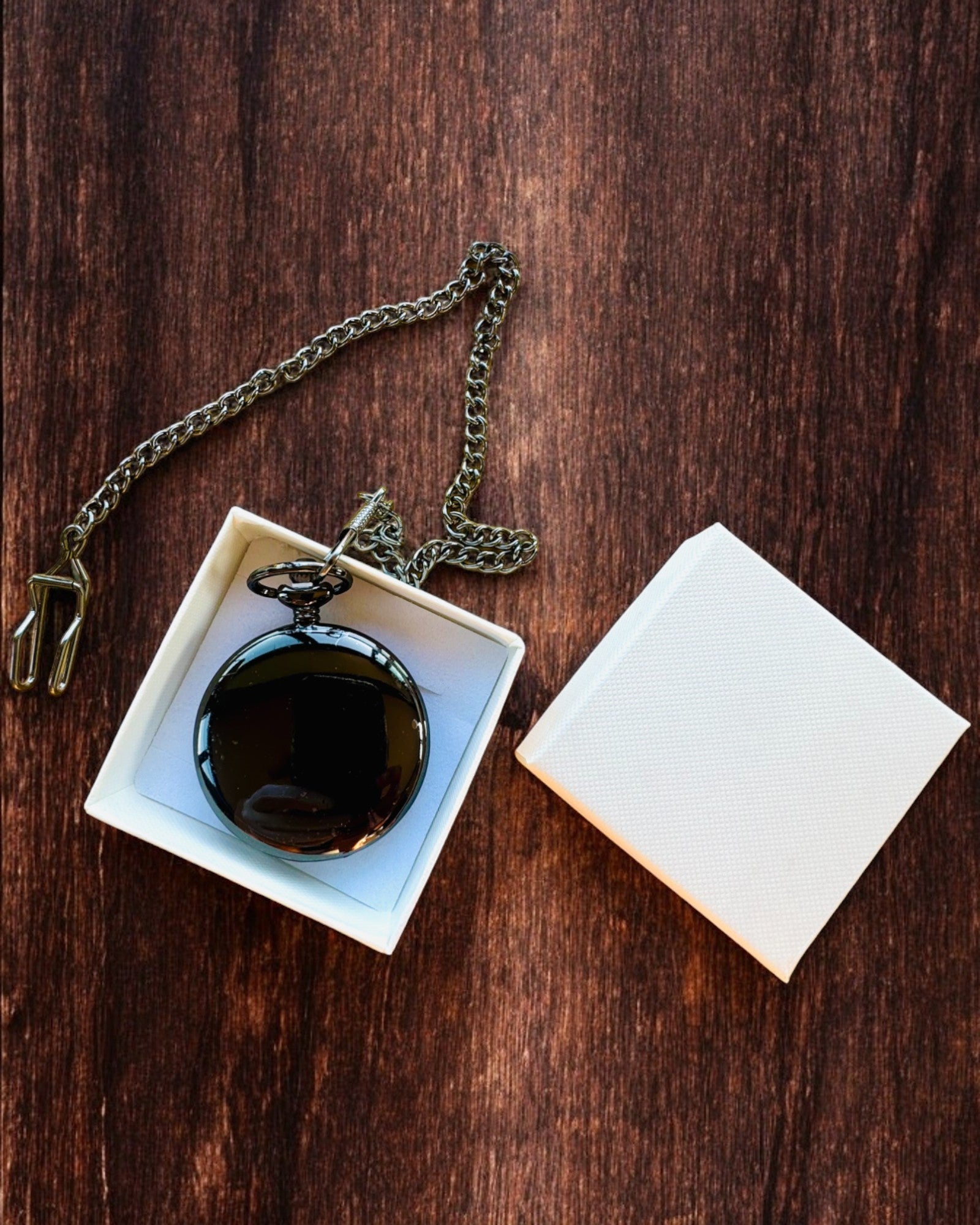 Klassisk lommeur med romertall og kjede, kvarts, svart glans - farge svart