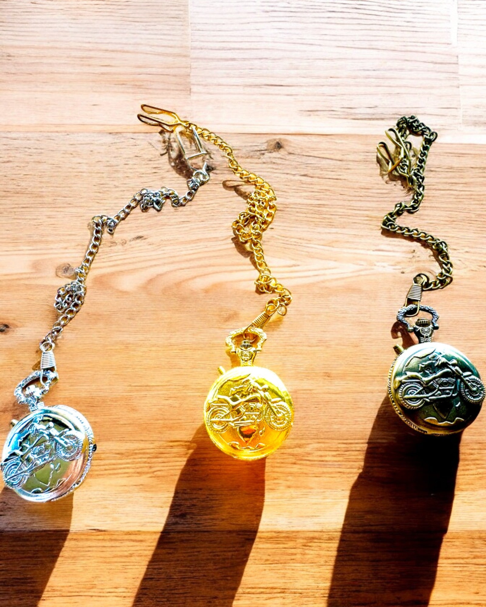 Lommeur "Motorsykkel Eleganse 2" – Gravering for gave, 3 fargevarianter