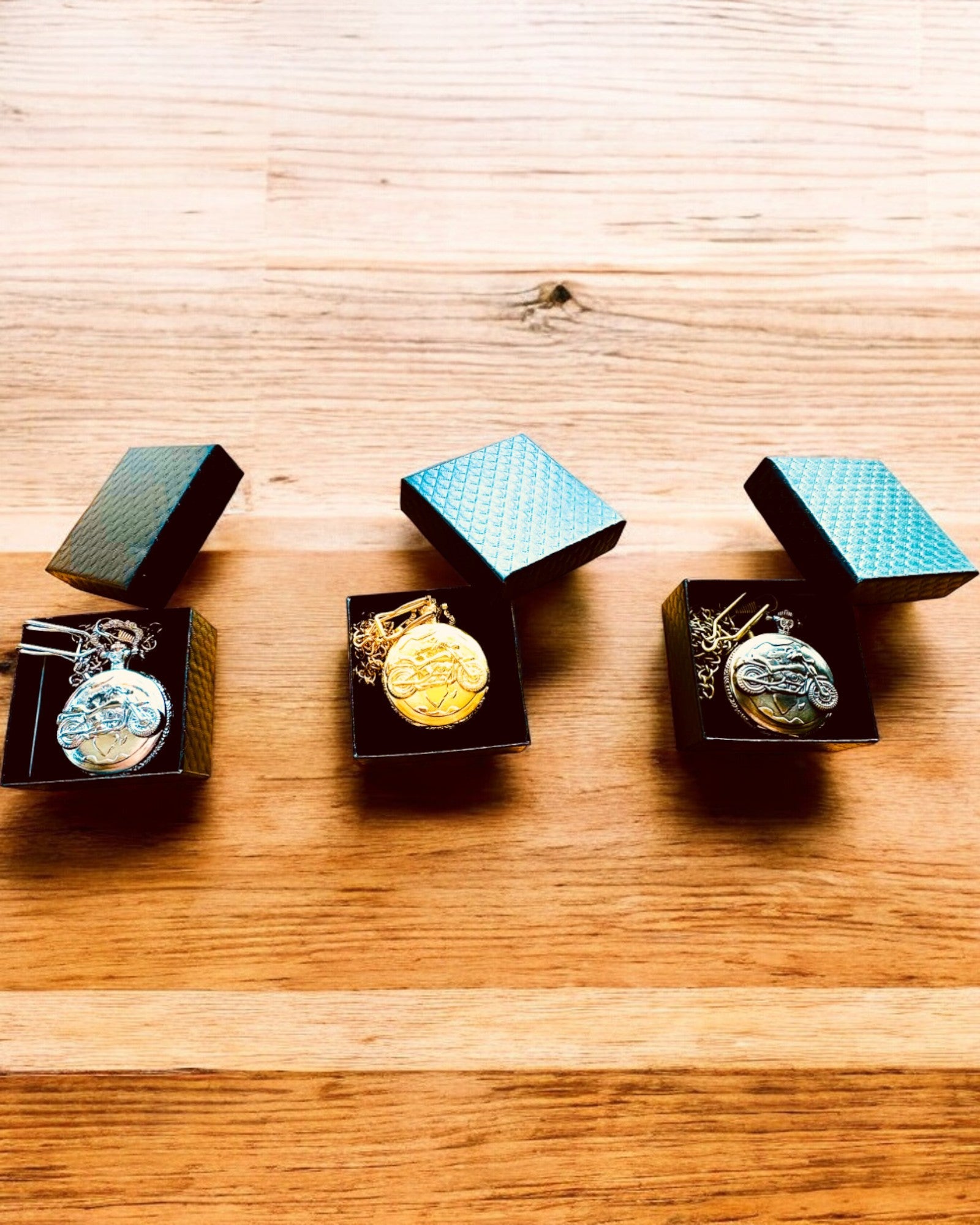 Lommeur "Motorsykkel Eleganse 2" – Gravering for gave, 3 fargevarianter