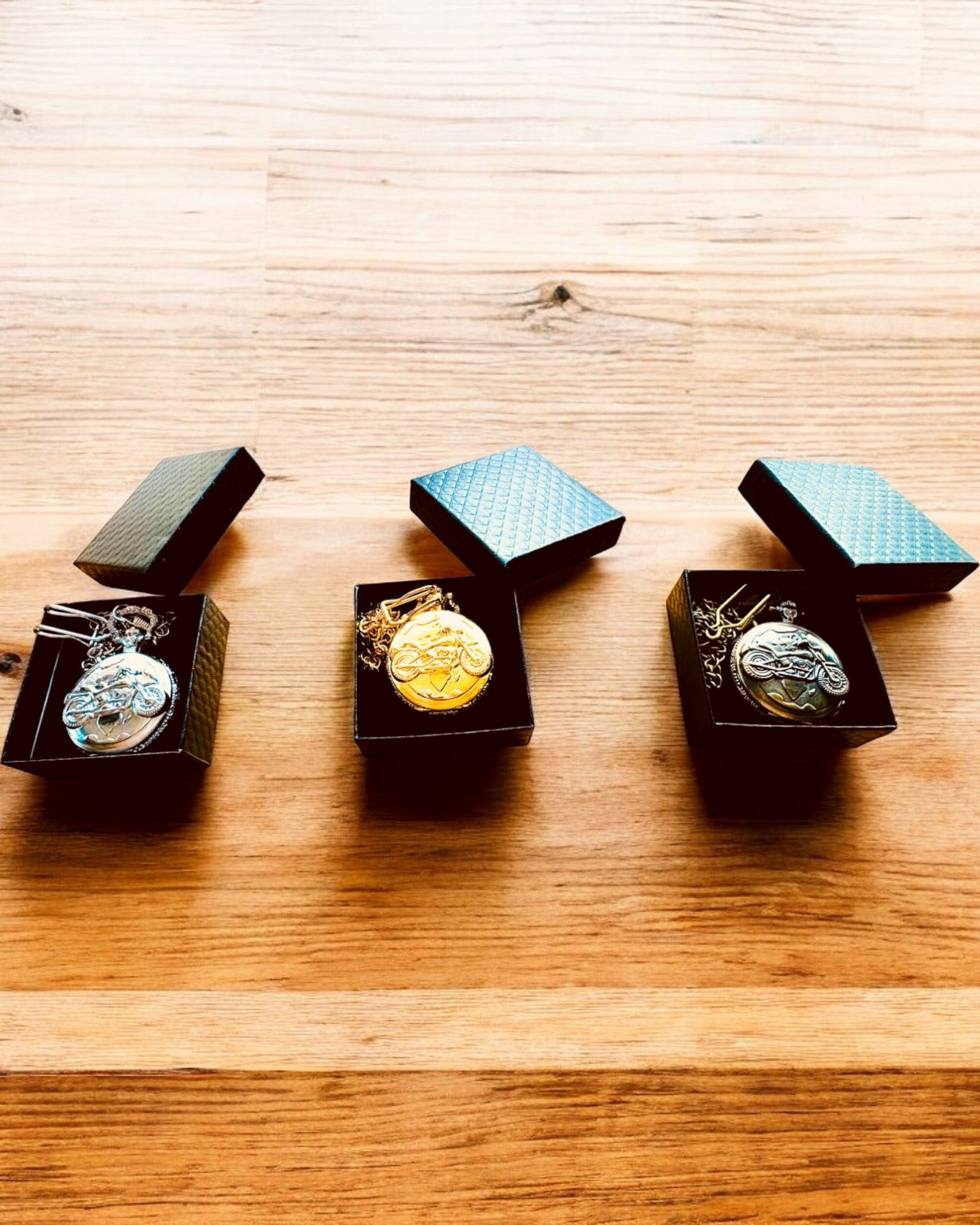 Lommeur "Motorsykkel Eleganse 2" – Gravering for gave, 3 fargevarianter