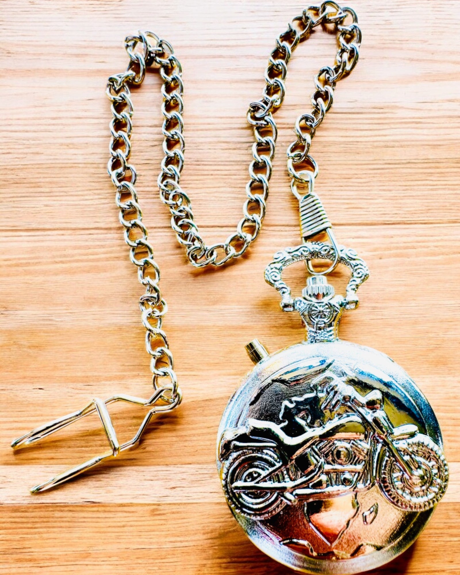 Lommeur "Motorsykkel Eleganse 2" – Gravering for gave, 3 fargevarianter