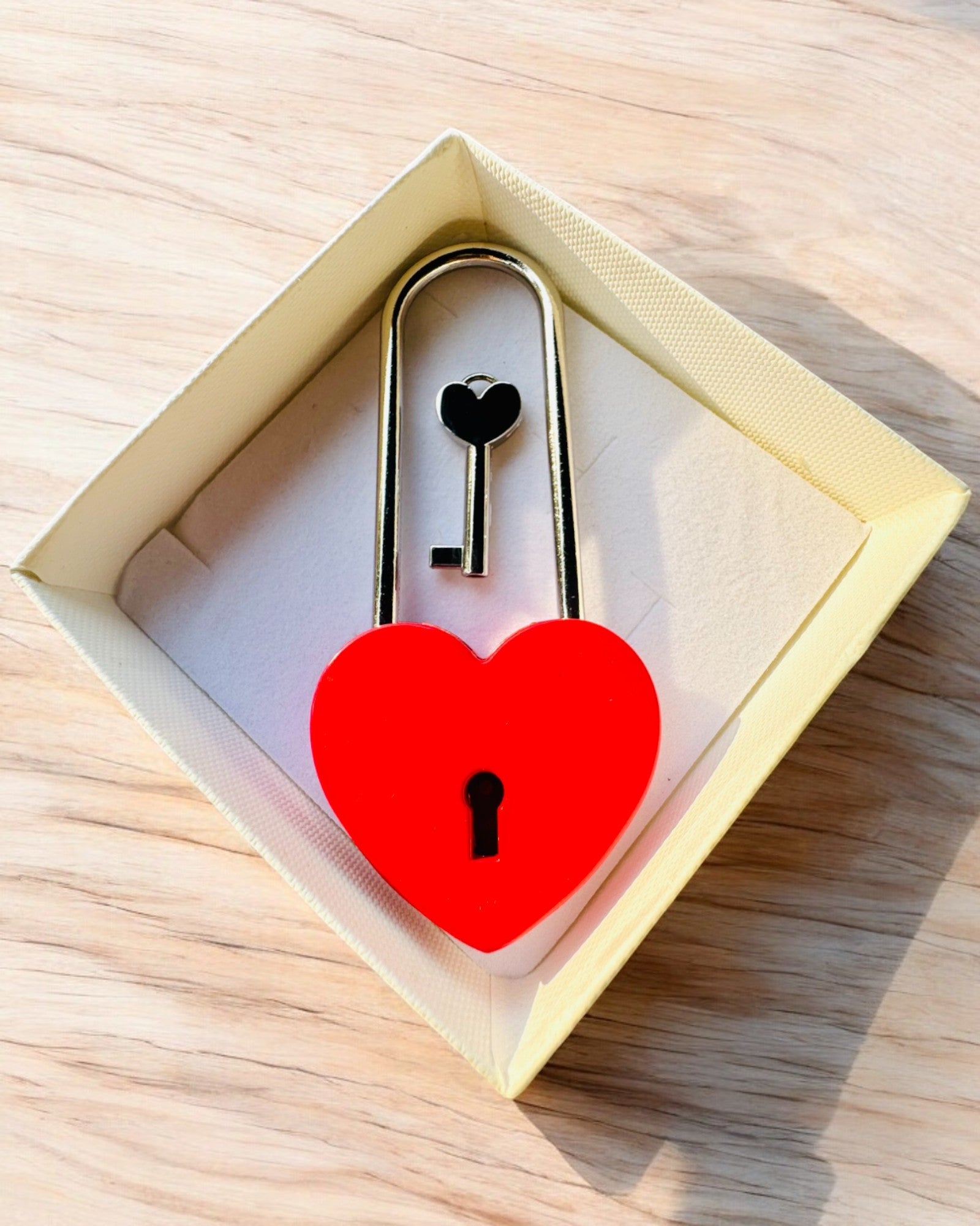 Magiske kjærlighetslåser med gravering som gave, 5 fargevarianter å velge mellom