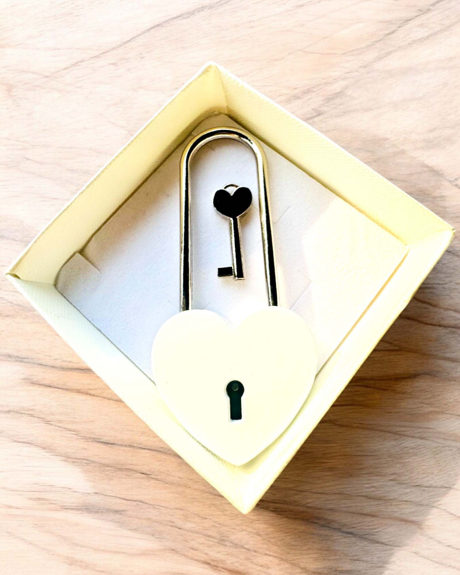 Magiske kjærlighetslåser med gravering som gave, 5 fargevarianter å velge mellom