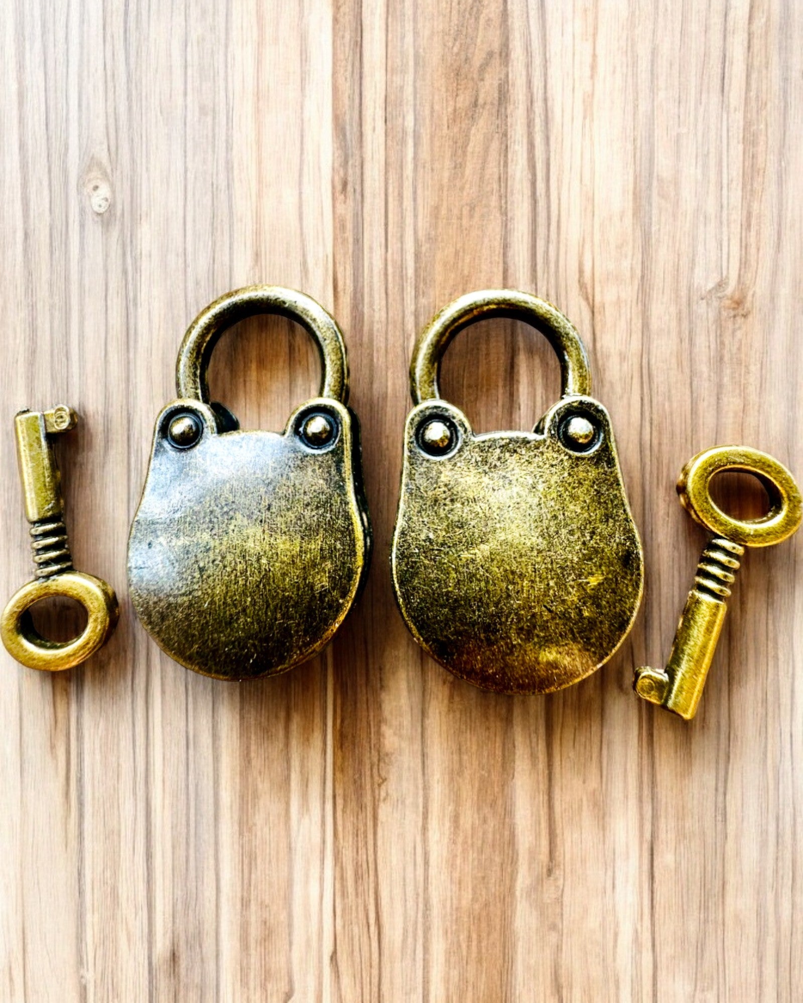 Miniatyr Kjærlighetslåser - Sett med 2 Graverte Retro Låser, tilpasset som gave