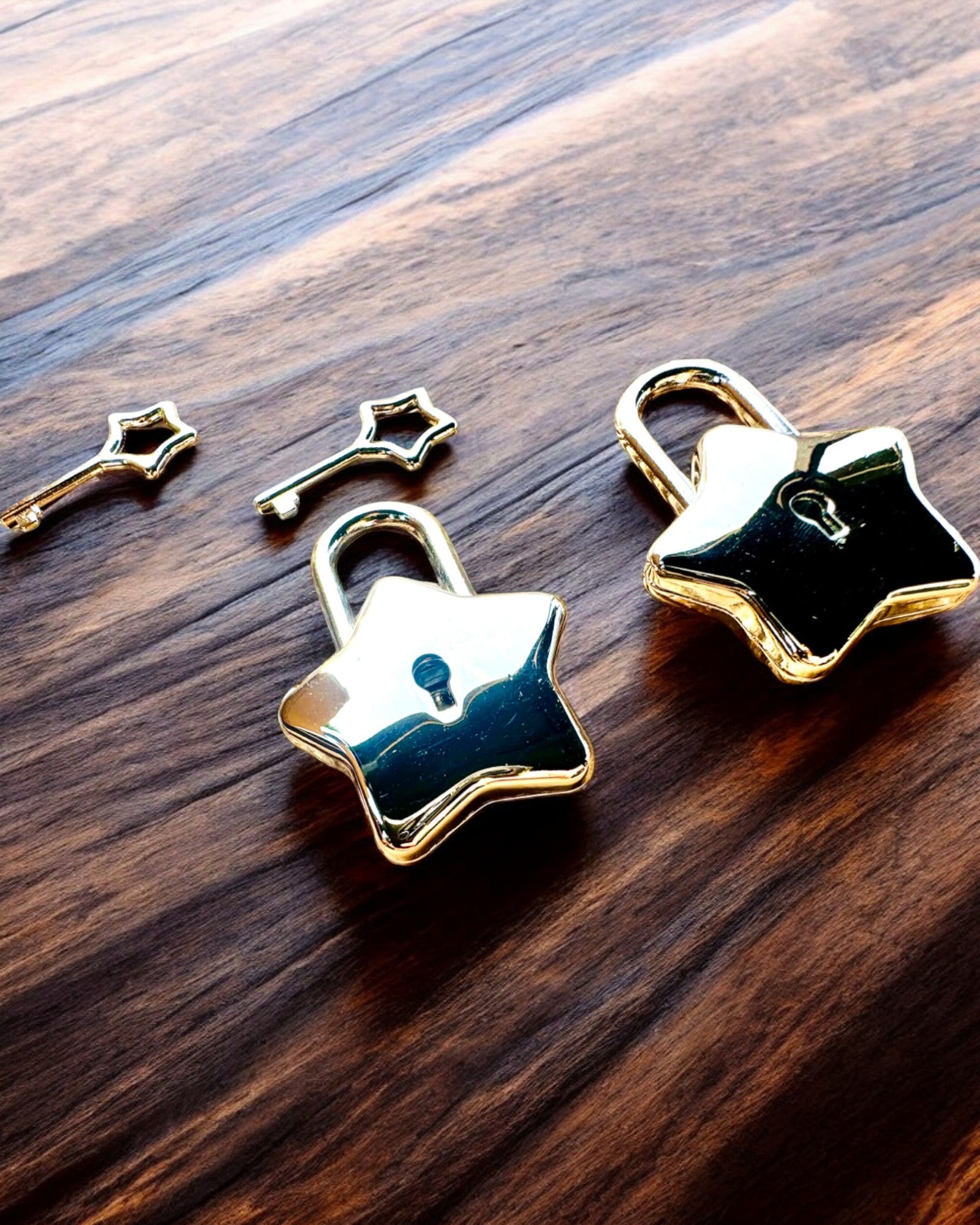 2 Stjerneformede mini-låser med gravering – Sikre dine drømmer, personalisert som gave, 2 fargevarianter å velge mellom