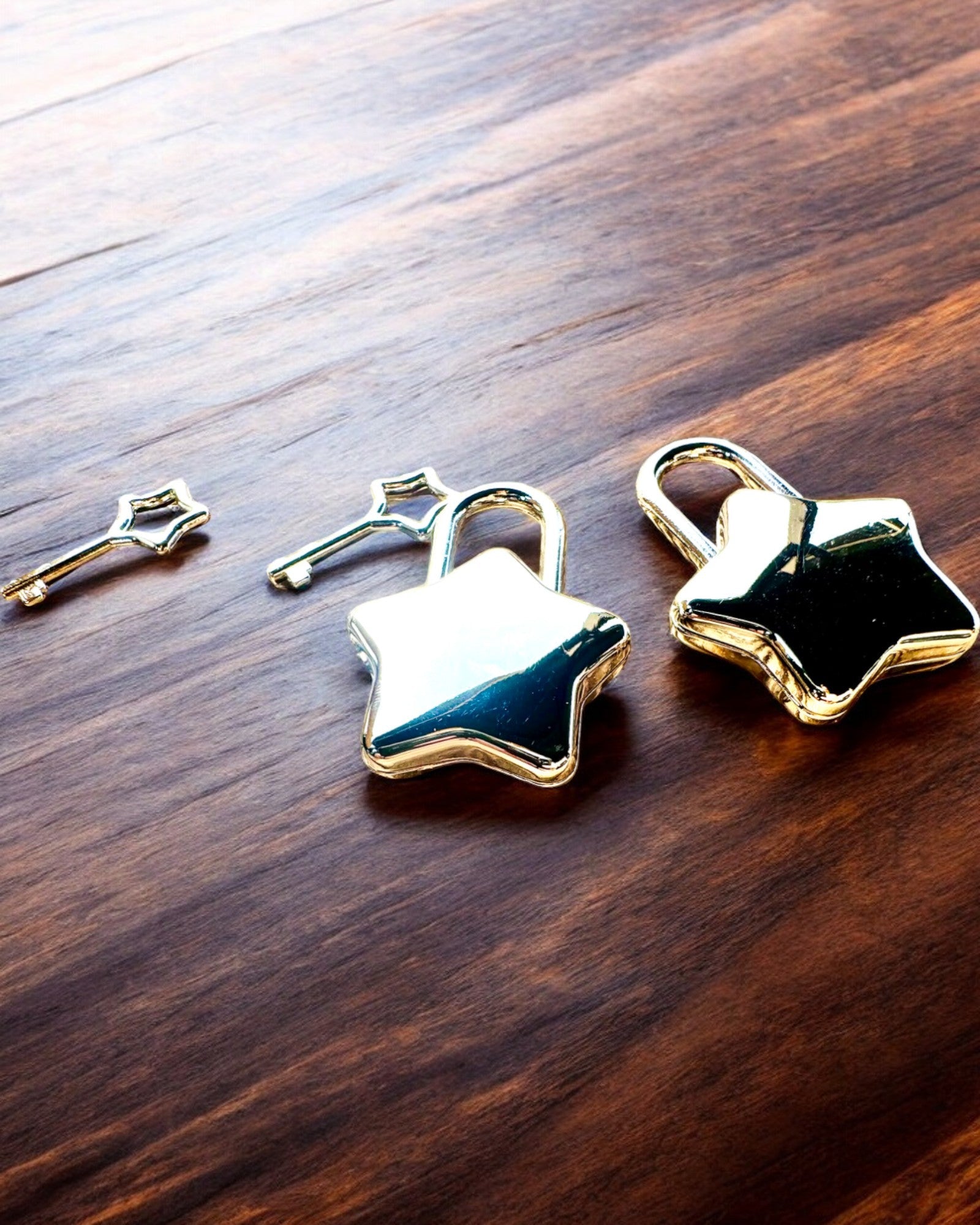 2 Stjerneformede mini-låser med gravering – Sikre dine drømmer, personalisert som gave, 2 fargevarianter å velge mellom