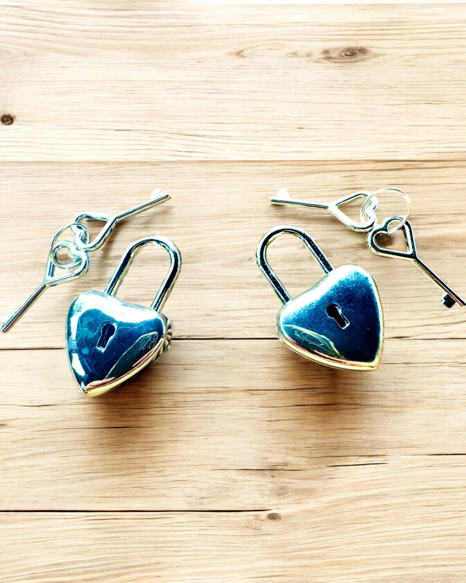 Kjærlighetsnøkler i Sølvfarge 2 mini Hjerteformede Låser, mulighet for personalisering med gravering som gave