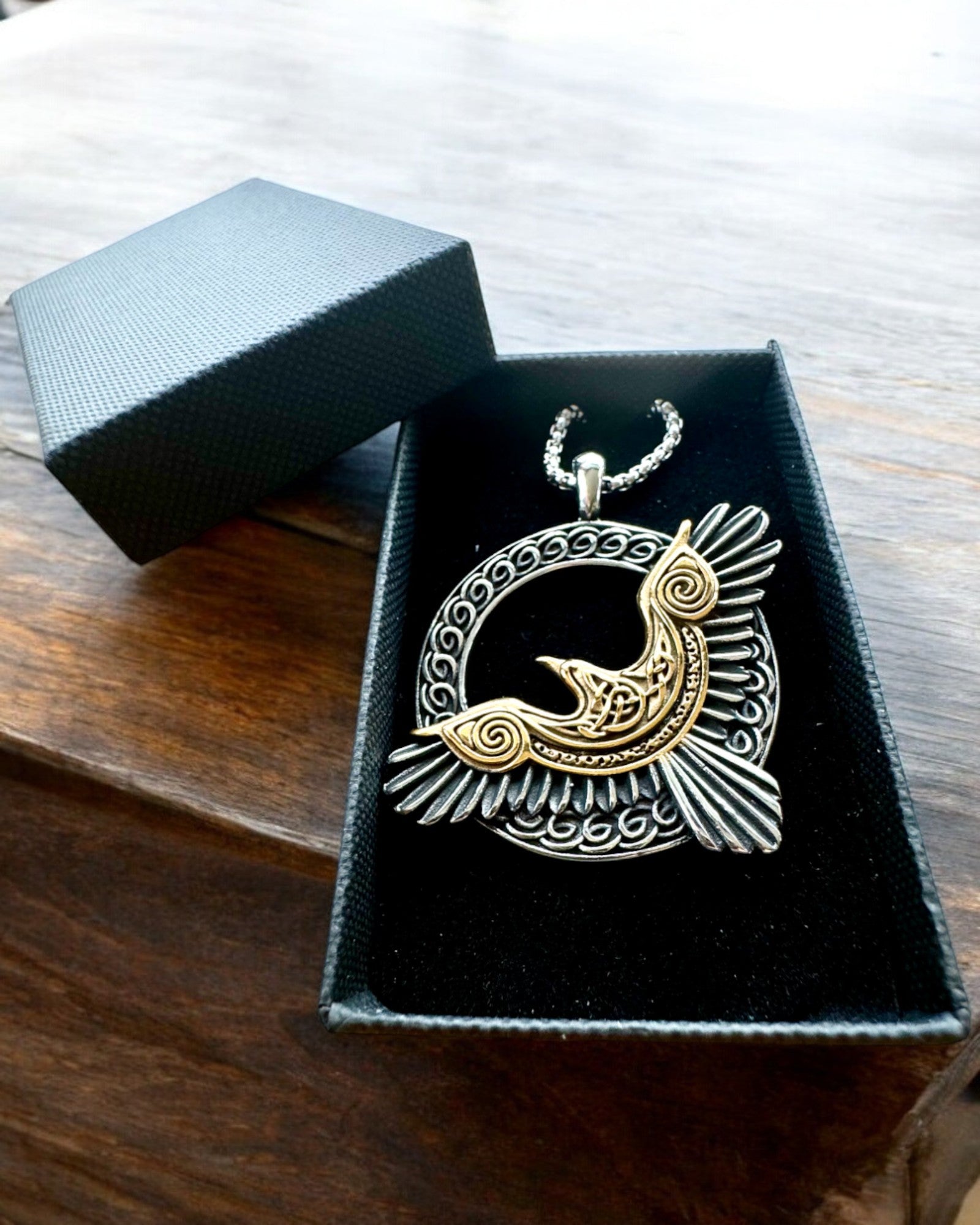 Amulett av Stålhauken - Halskjede med gravering, inspirert av keltisk kunst, som gave