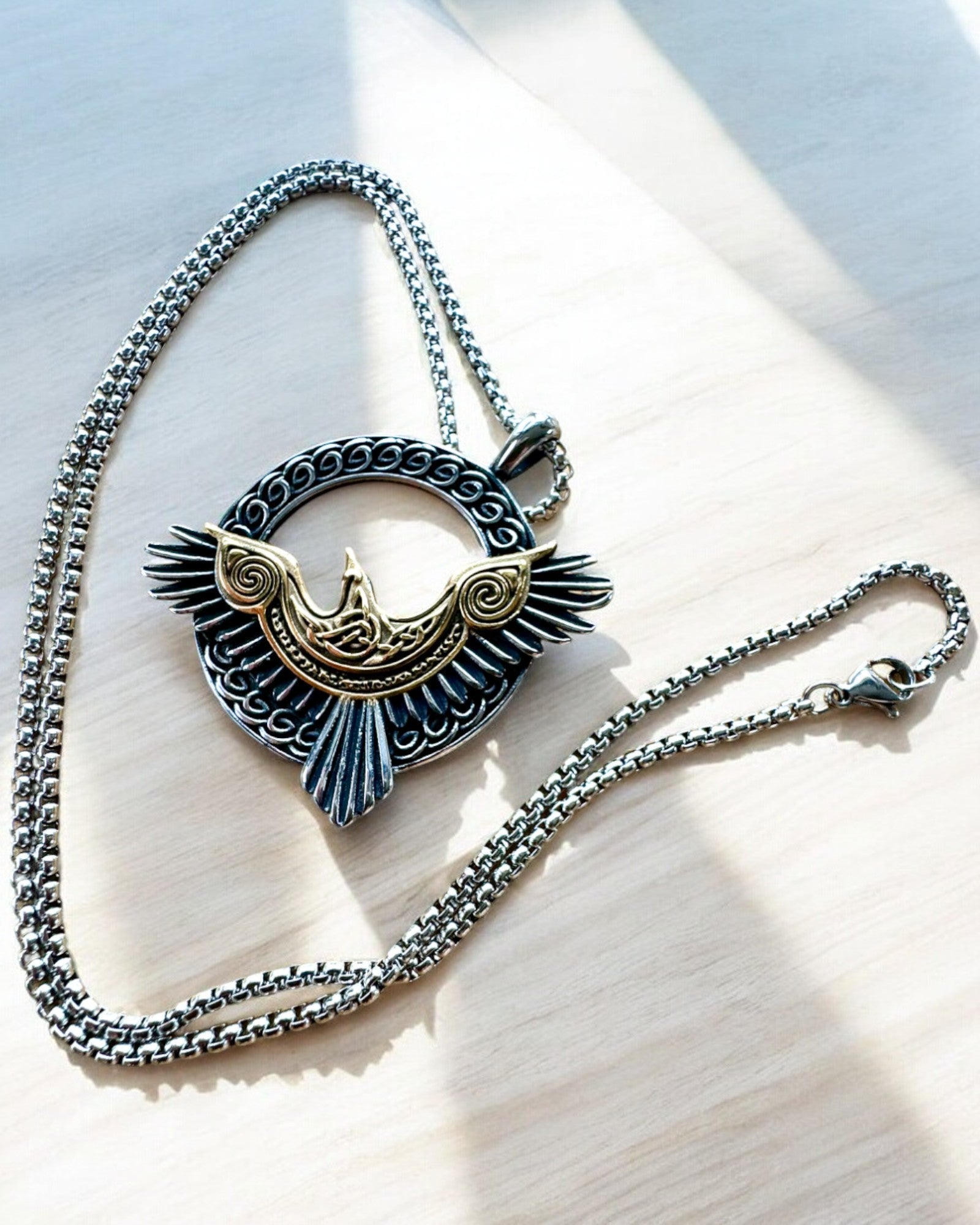 Amulett av Stålhauken - Halskjede med gravering, inspirert av keltisk kunst, som gave