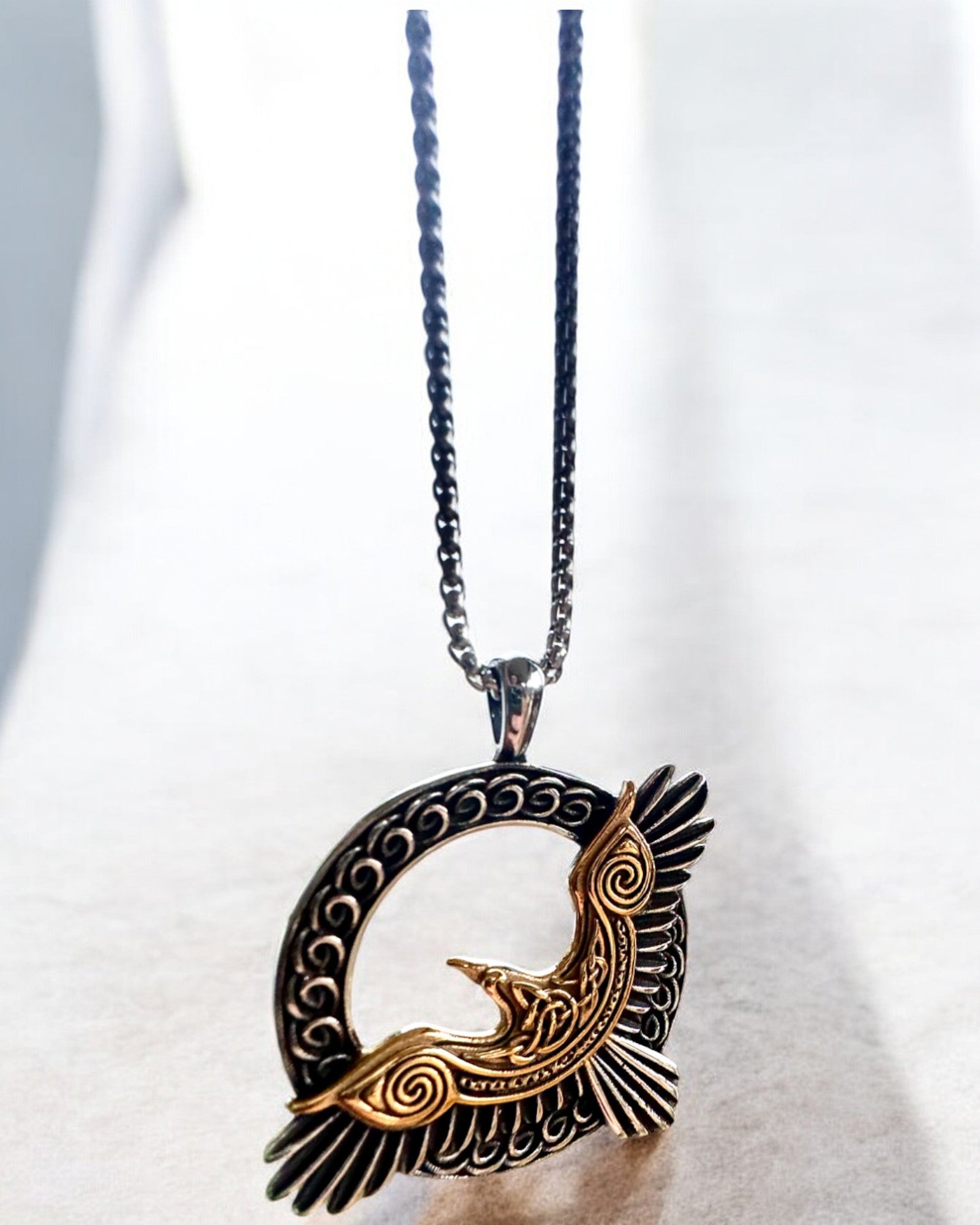 Amulett av Stålhauken - Halskjede med gravering, inspirert av keltisk kunst, som gave