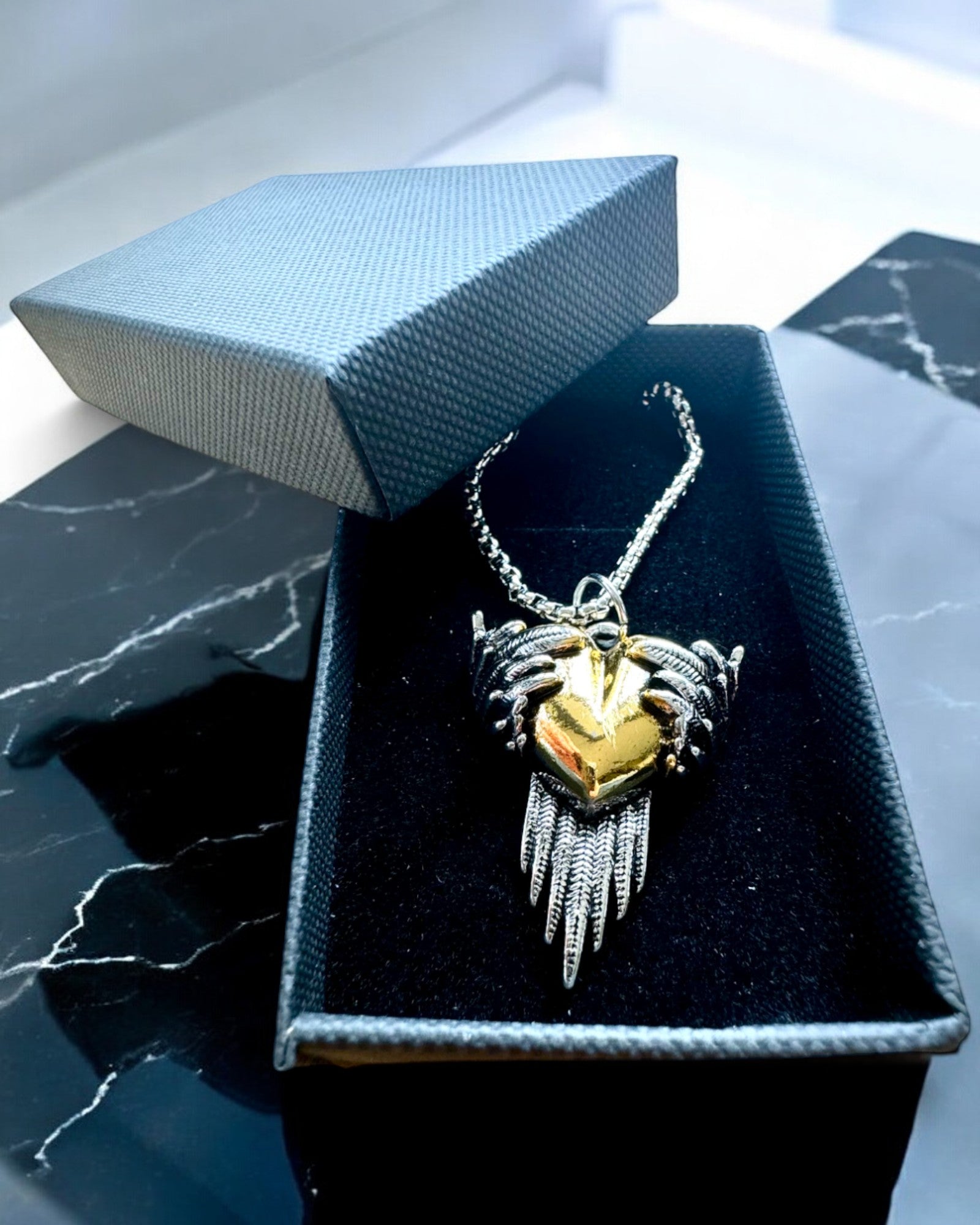 Amulett Hjerteskytter – Kjærlighetens Mørke Vinger, mulighet for personalisering med gravering som gave