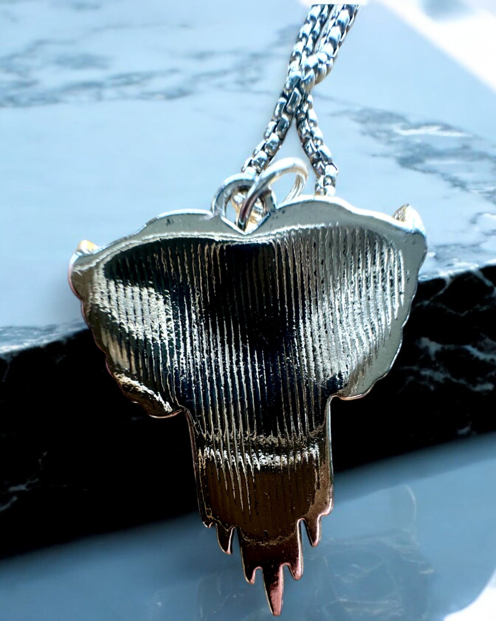 Amulett Hjerteskytter – Kjærlighetens Mørke Vinger, mulighet for personalisering med gravering som gave