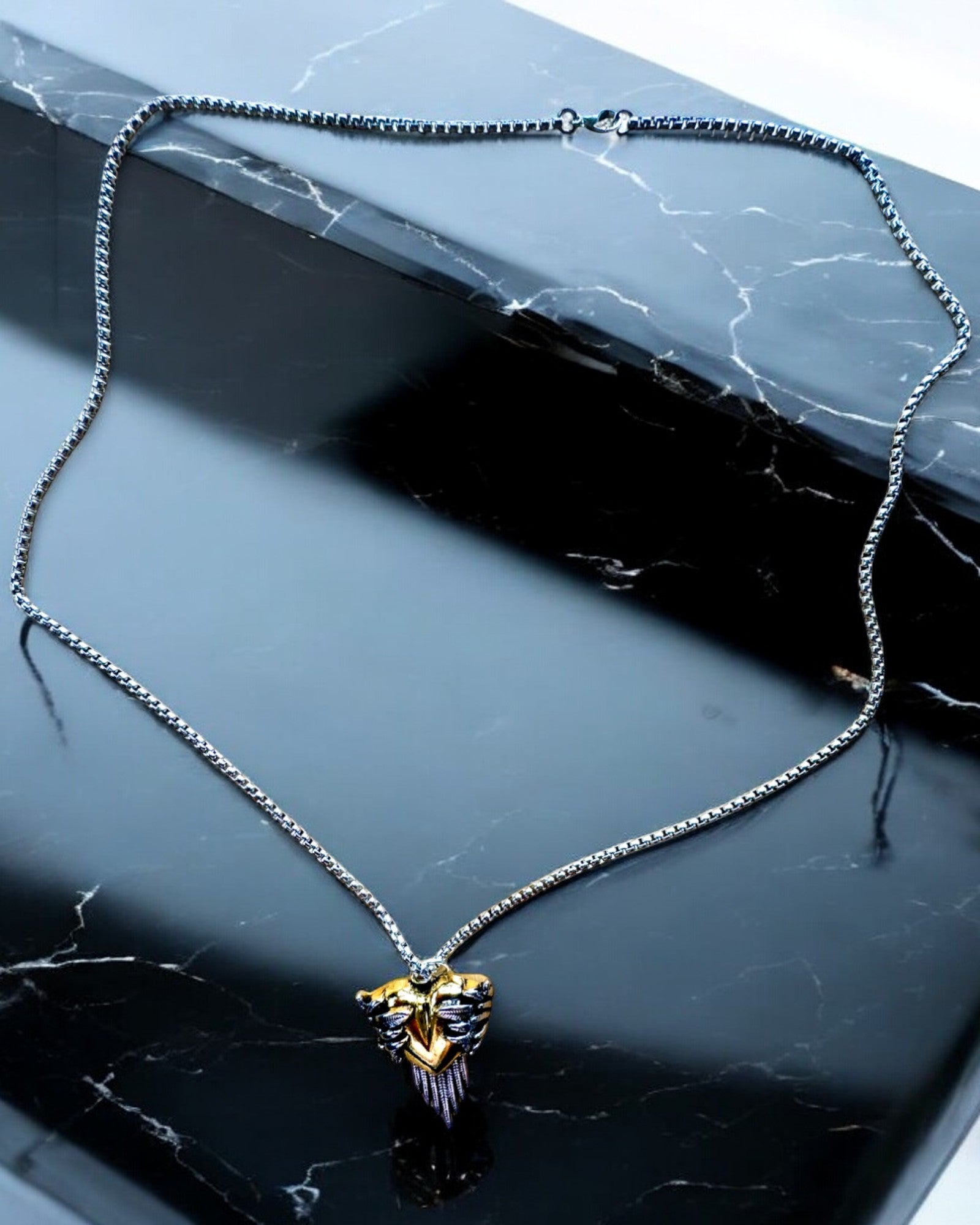 Amulett Hjerteskytter – Kjærlighetens Mørke Vinger, mulighet for personalisering med gravering som gave