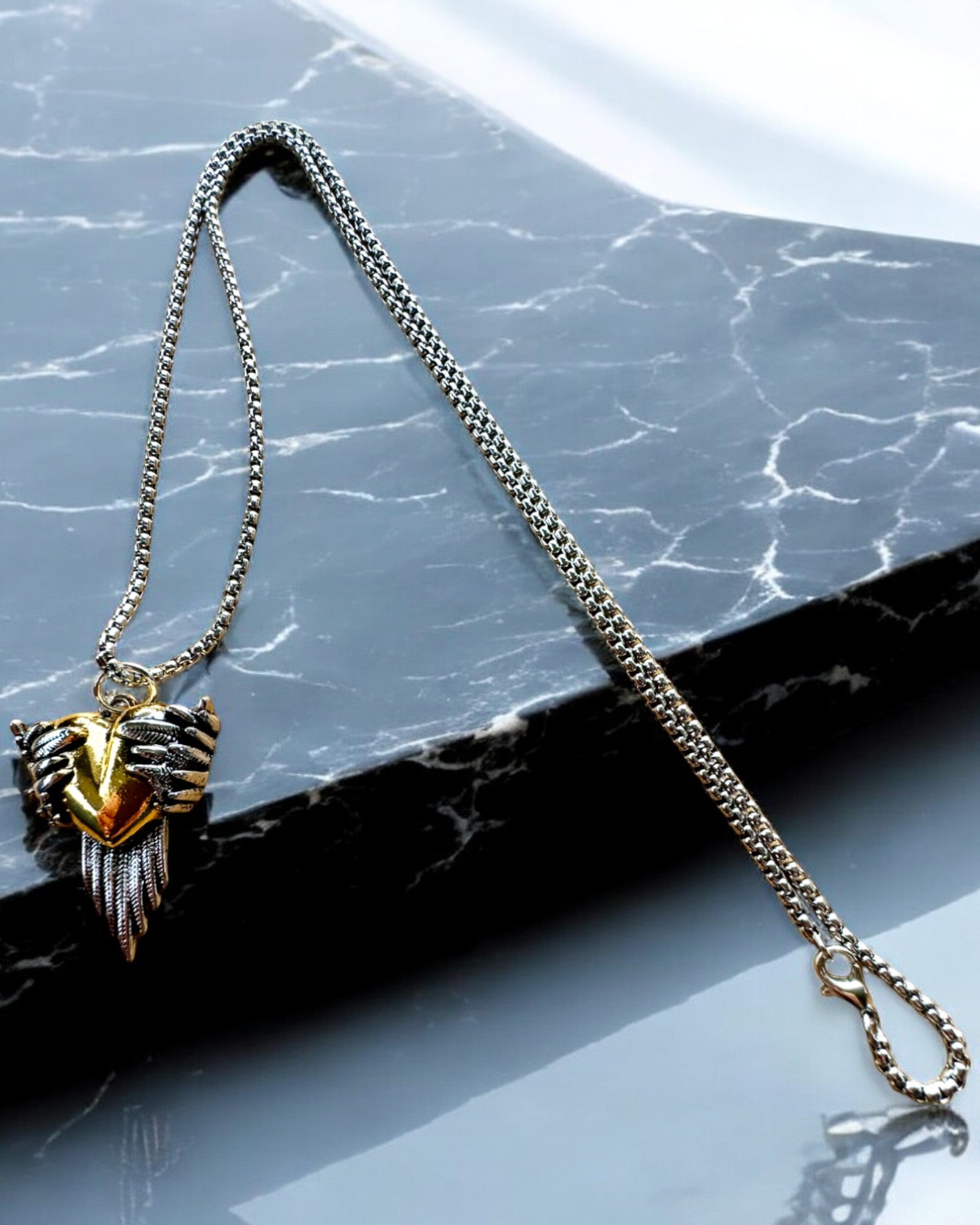 Amulett Hjerteskytter – Kjærlighetens Mørke Vinger, mulighet for personalisering med gravering som gave