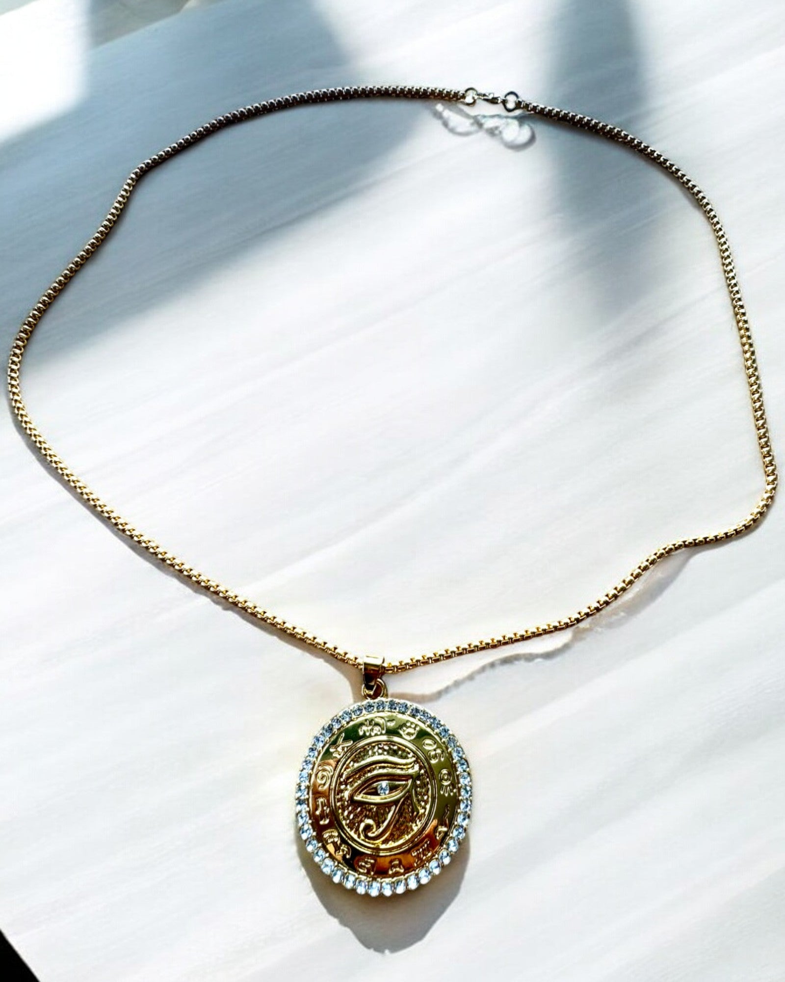 Amulett Mocy "Oko Ra", mulighet for personalisering med gravering som gave