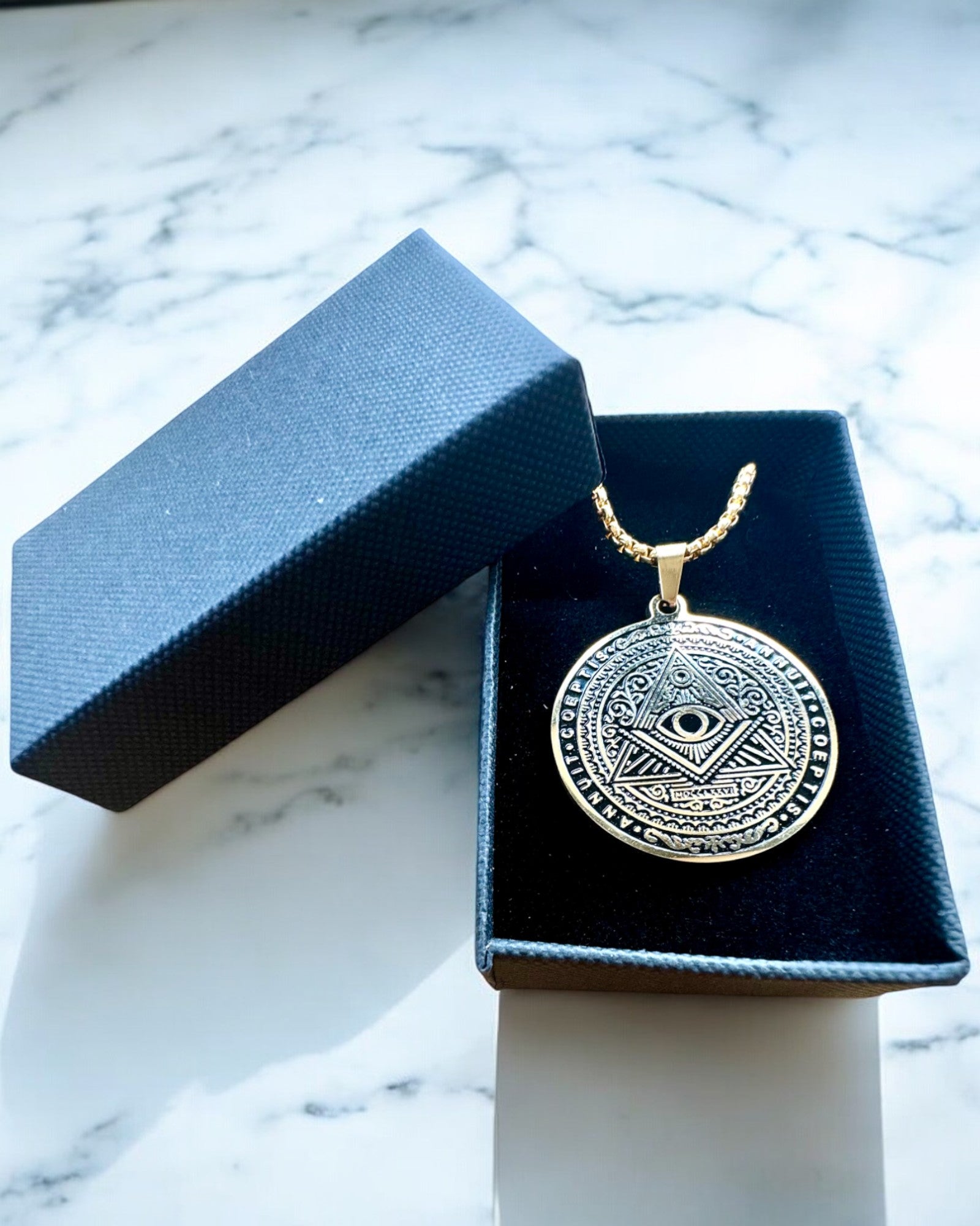 Amulett av Mystisk Kraft - Halskjede med Gravering, 2 fargevarianter å velge mellom