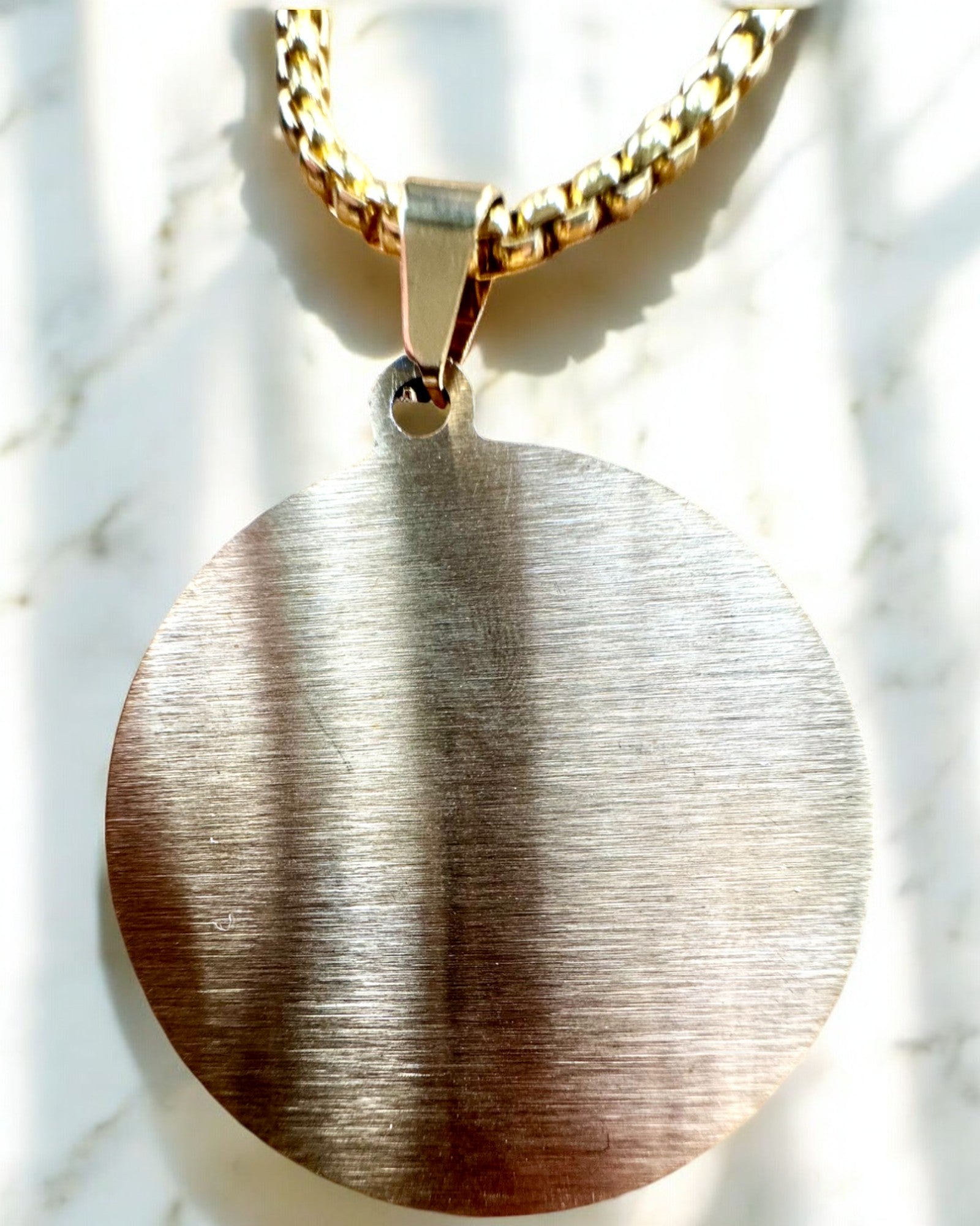 Amulett av Mystisk Kraft - Halskjede med Gravering, 2 fargevarianter å velge mellom