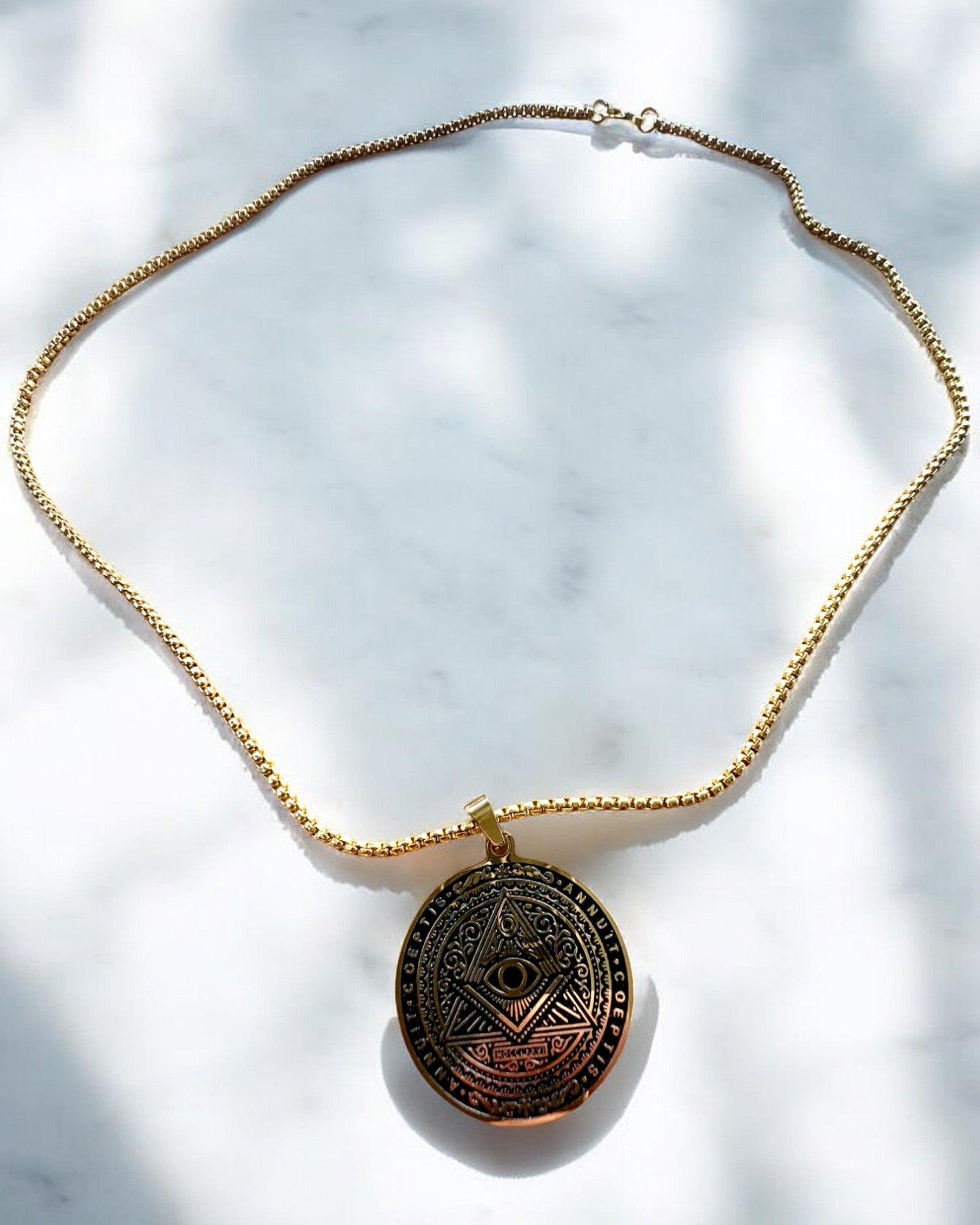 Amulett av Mystisk Kraft - Halskjede med Gravering, 2 fargevarianter å velge mellom